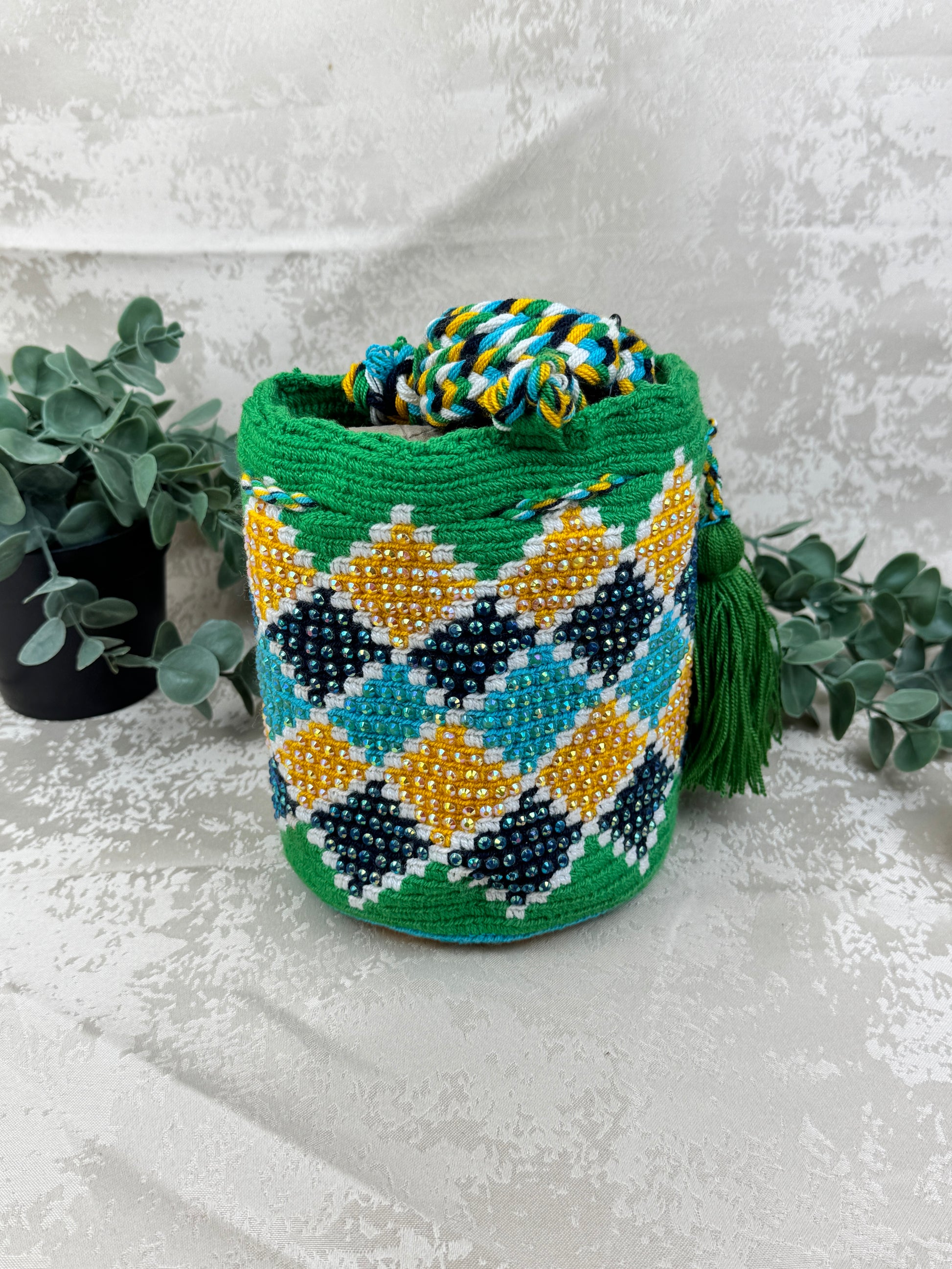 Detalle de piedras brillantes aplicadas a mano en mochila Wayuu Susuchón