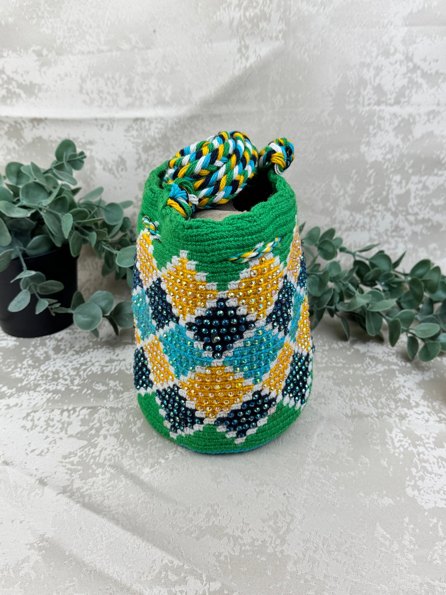 Detalle del tejido tradicional Susuchón en mochila Wayuu artesanal.