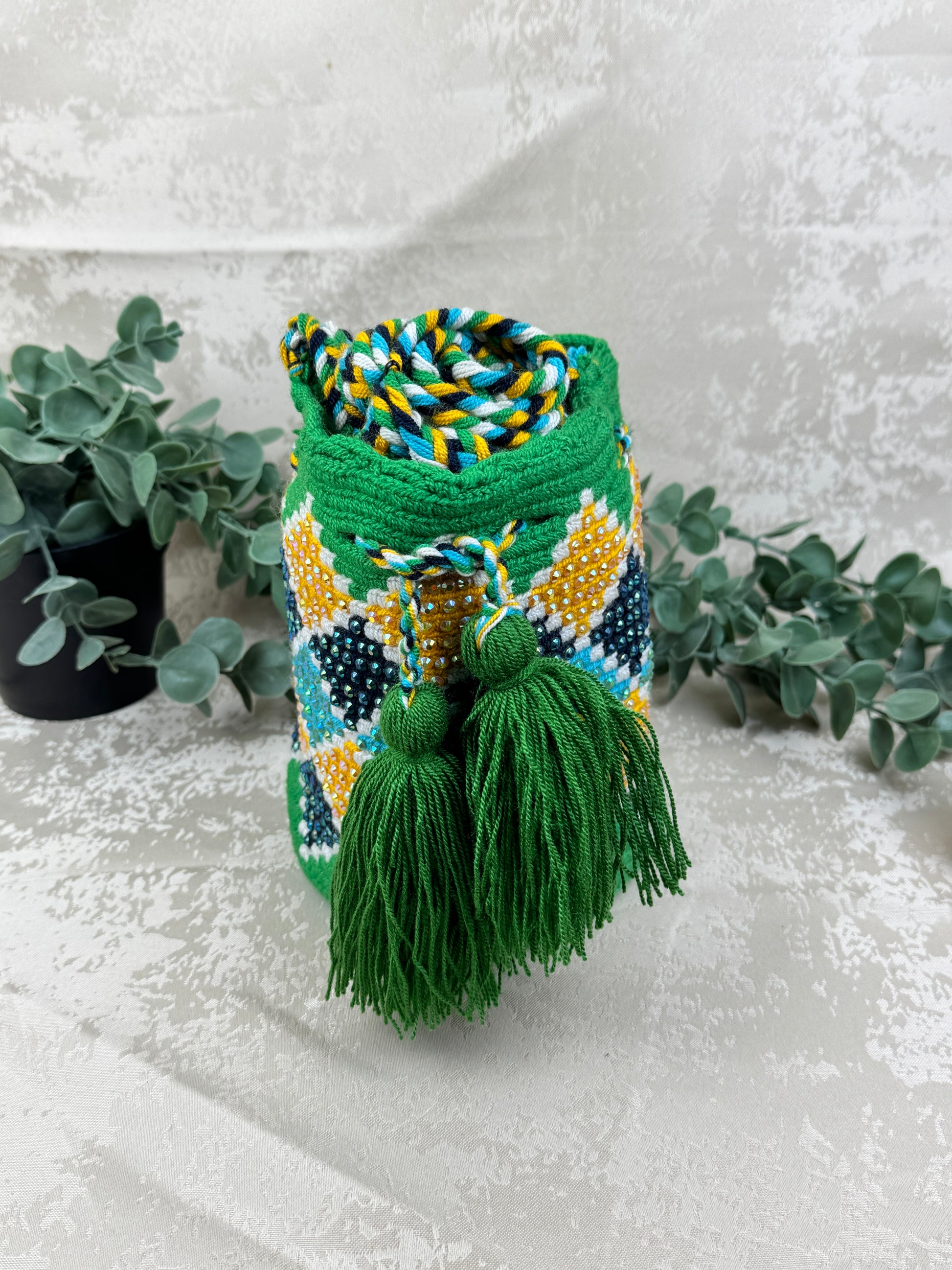 Vista frontal de mochila Wayuu Susuchón edición brillante 7 con piedras decorativas.
