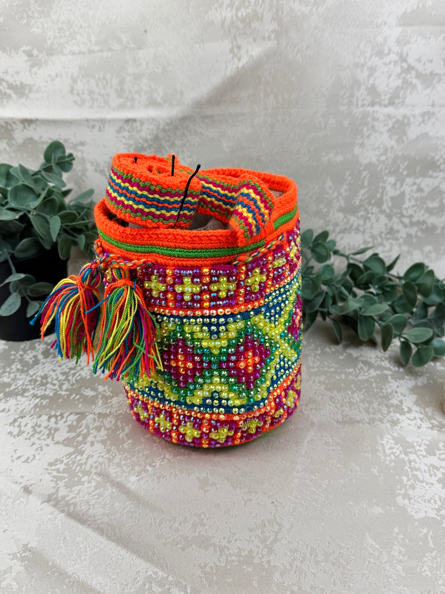 Mochila Wayuu Susuchón edición brillante 8 tejida a mano por artesanas Wayuu en La Guajira Colombia.