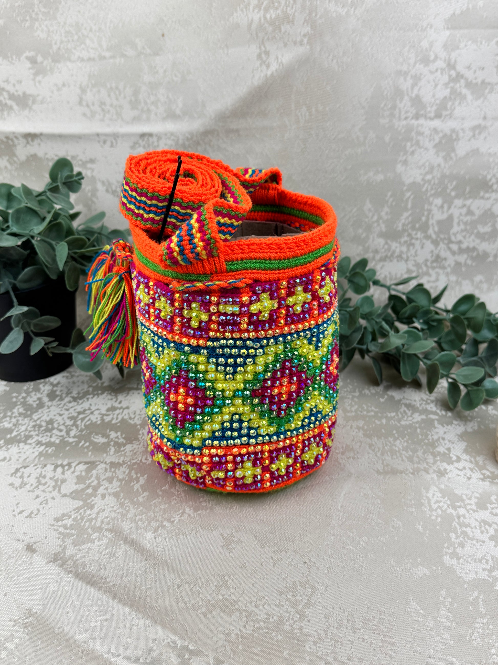 Correa tejida artesanalmente en mochila Wayuu Susuchón edición brillante.
