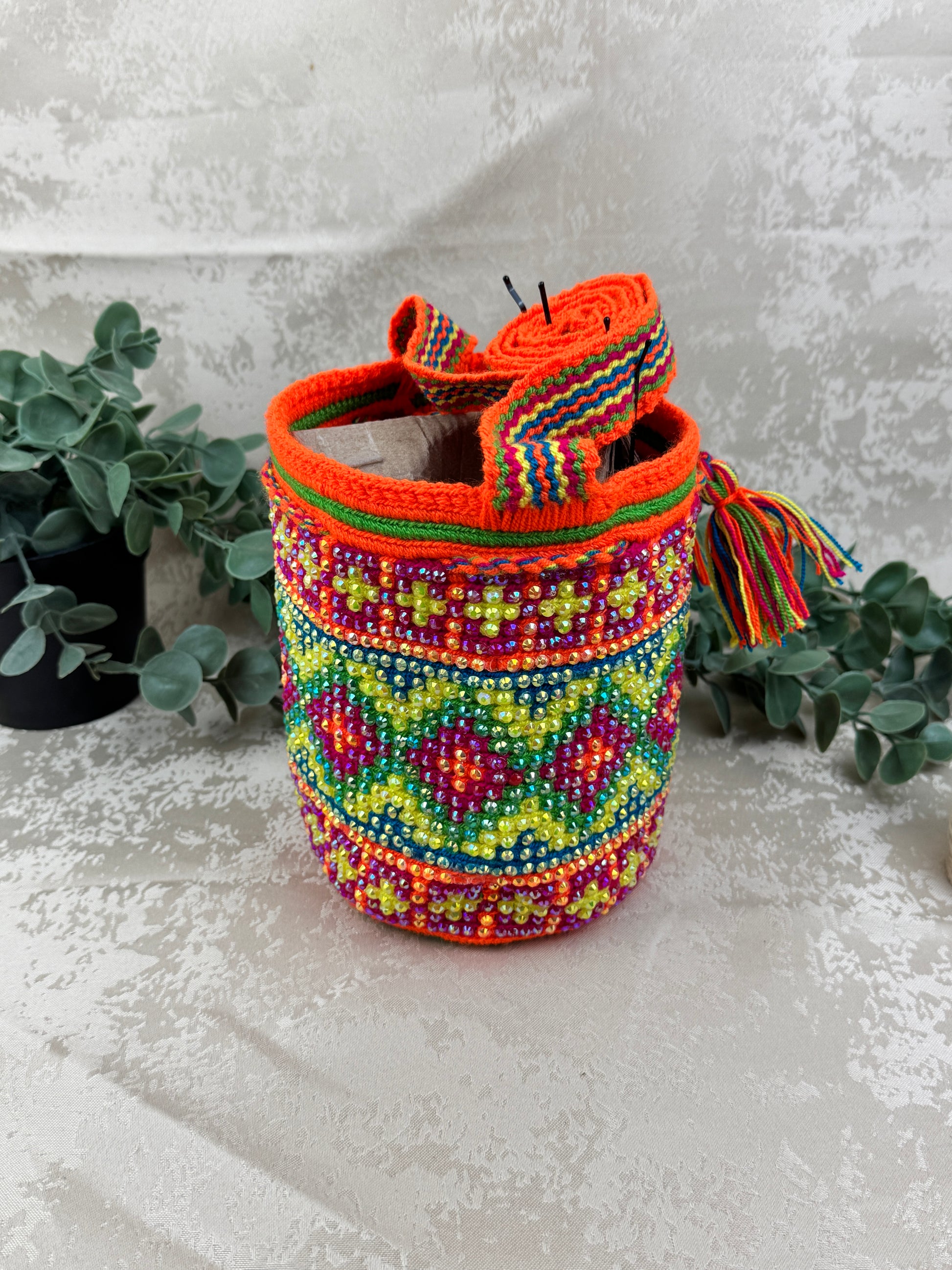 Detalle de piedras brillantes aplicadas a mano en mochila Wayuu Susuchón.