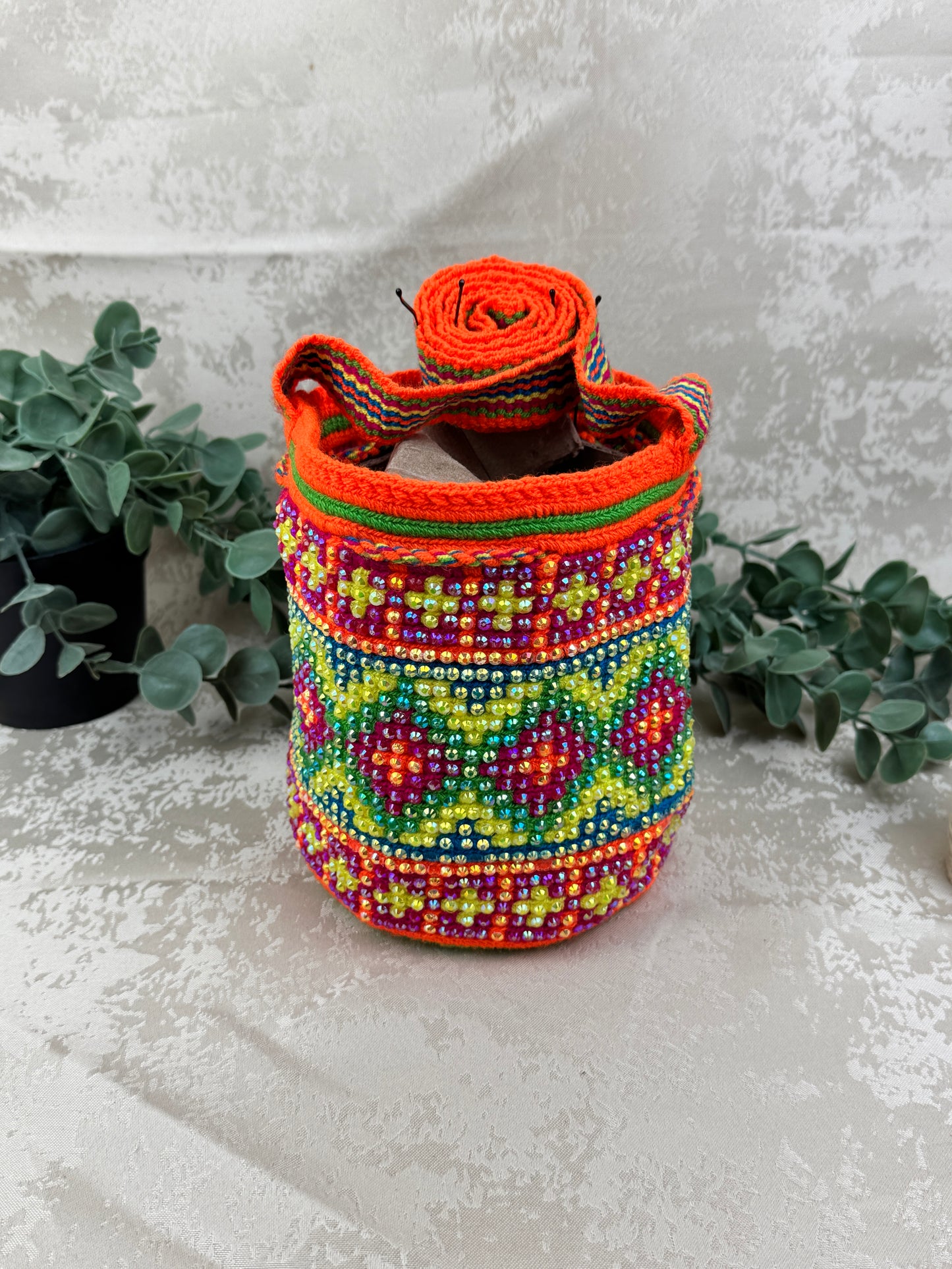 Detalle del tejido tradicional Susuchón en mochila Wayuu artesanal.