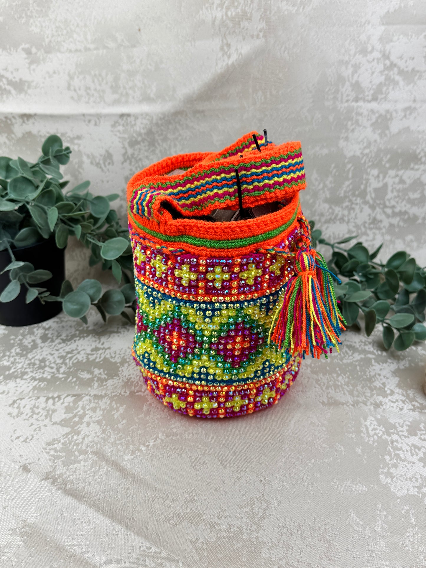 Vista lateral de mochila Wayuu Susuchón edición brillante artesanal.