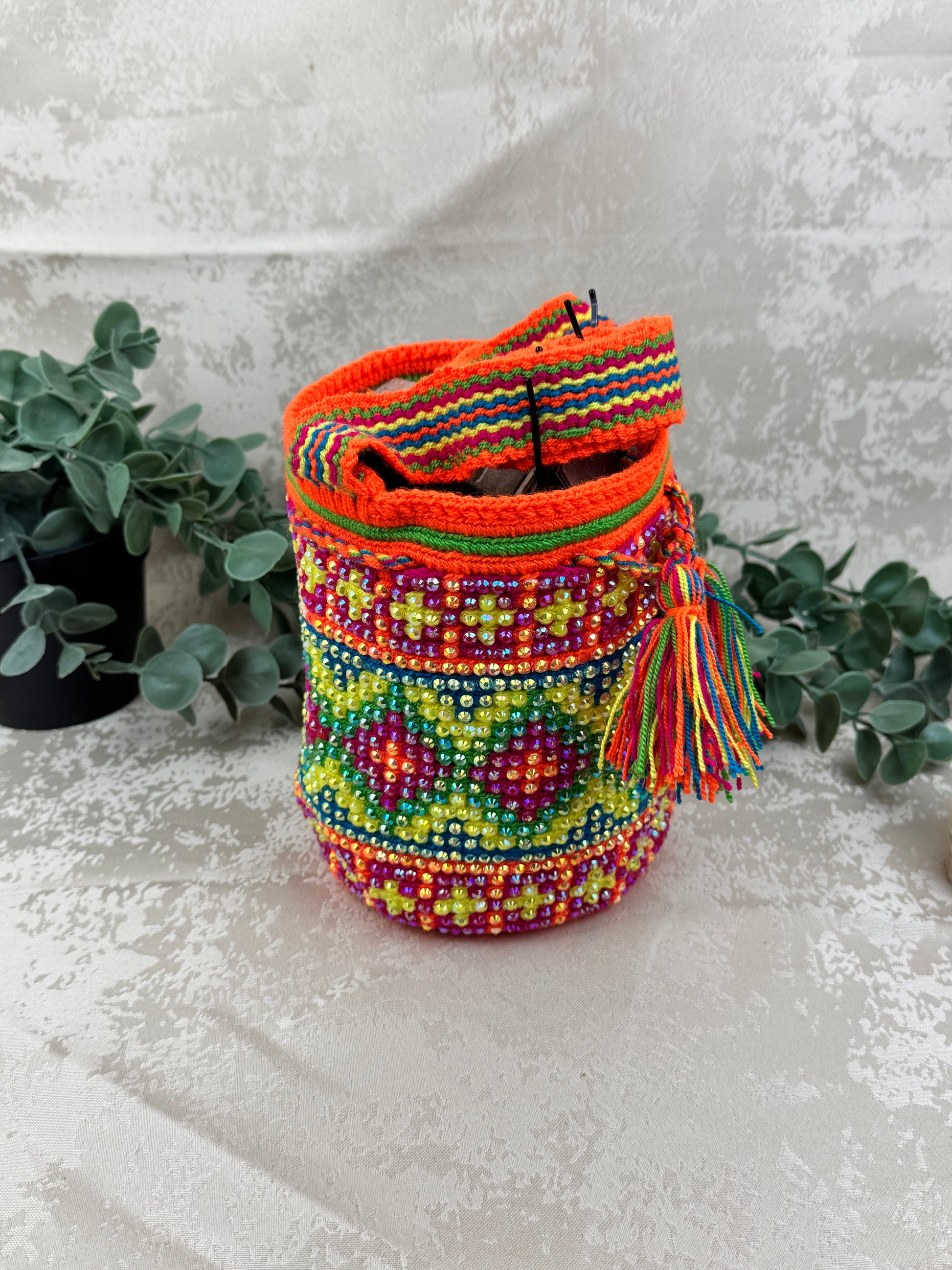 Vista lateral de mochila Wayuu Susuchón edición brillante artesanal.