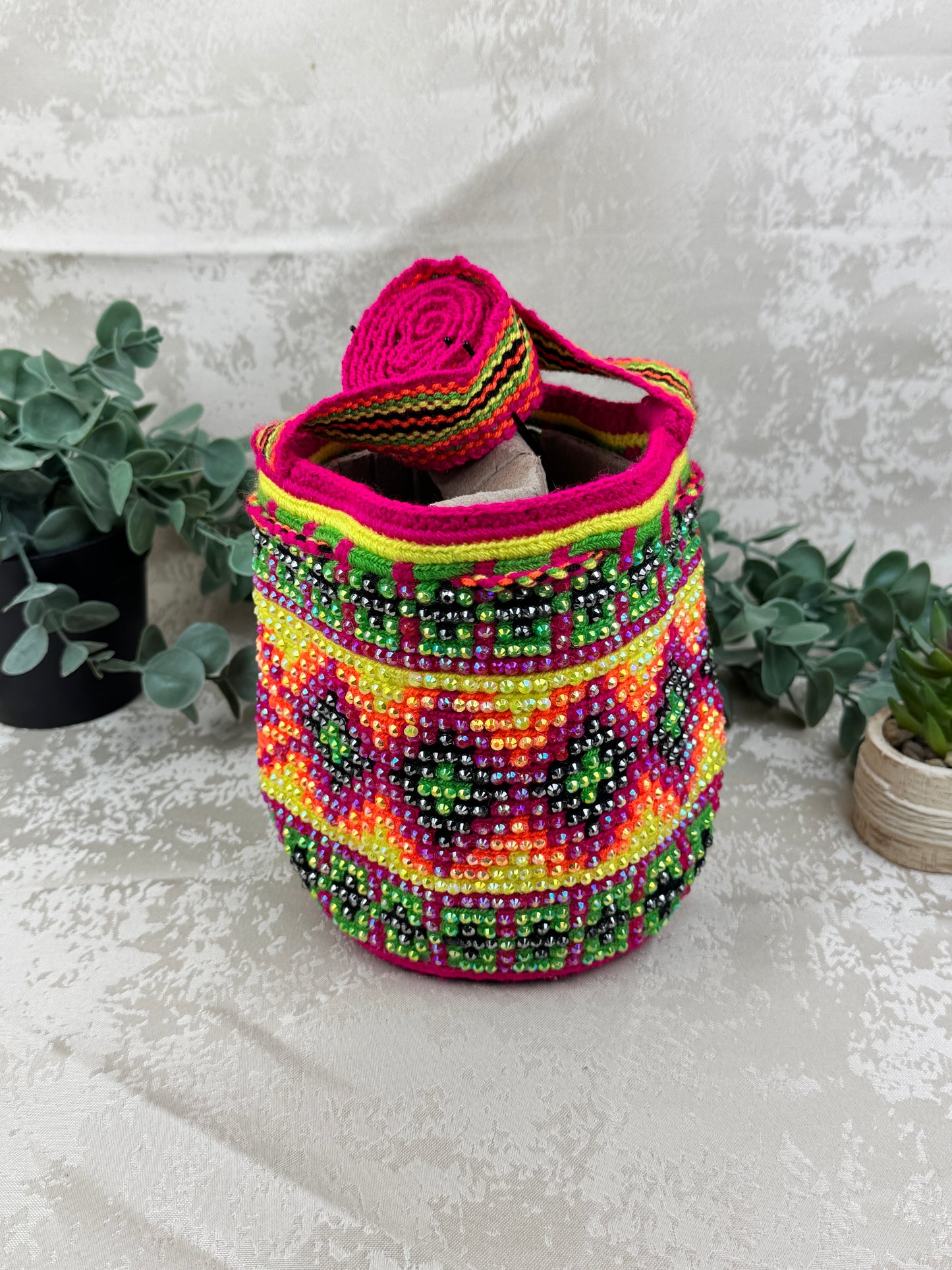 Correa tejida a mano de mochila Wayuu Susuchón brillante.