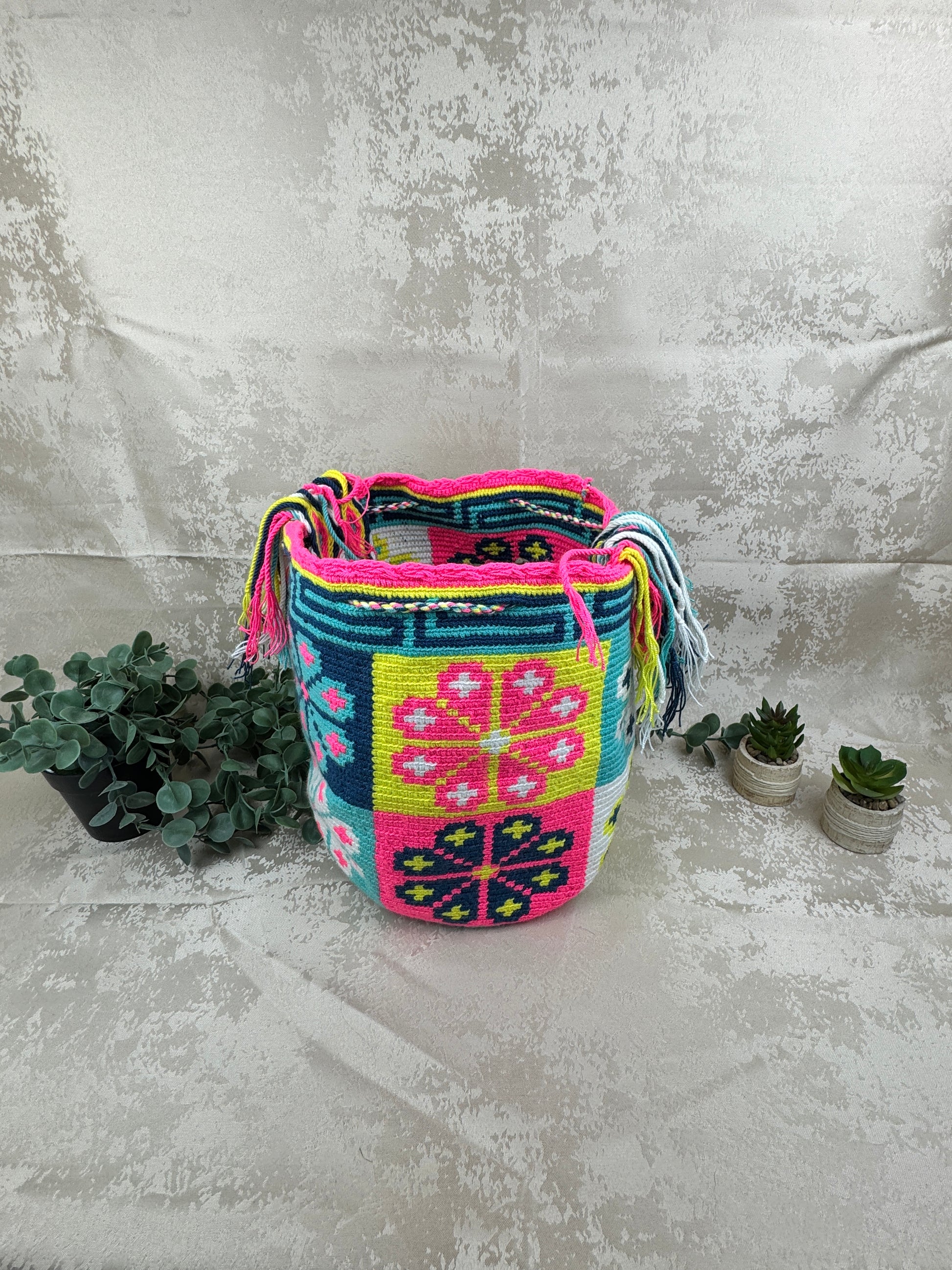Detalle del tejido artesanal de mochila Wayuu grande elaborada a mano.
