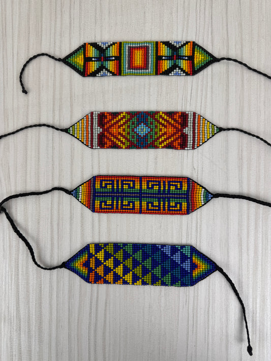 Pulsera artesanal de protección hecha a mano con cuentas naturales y diseño tradicional.