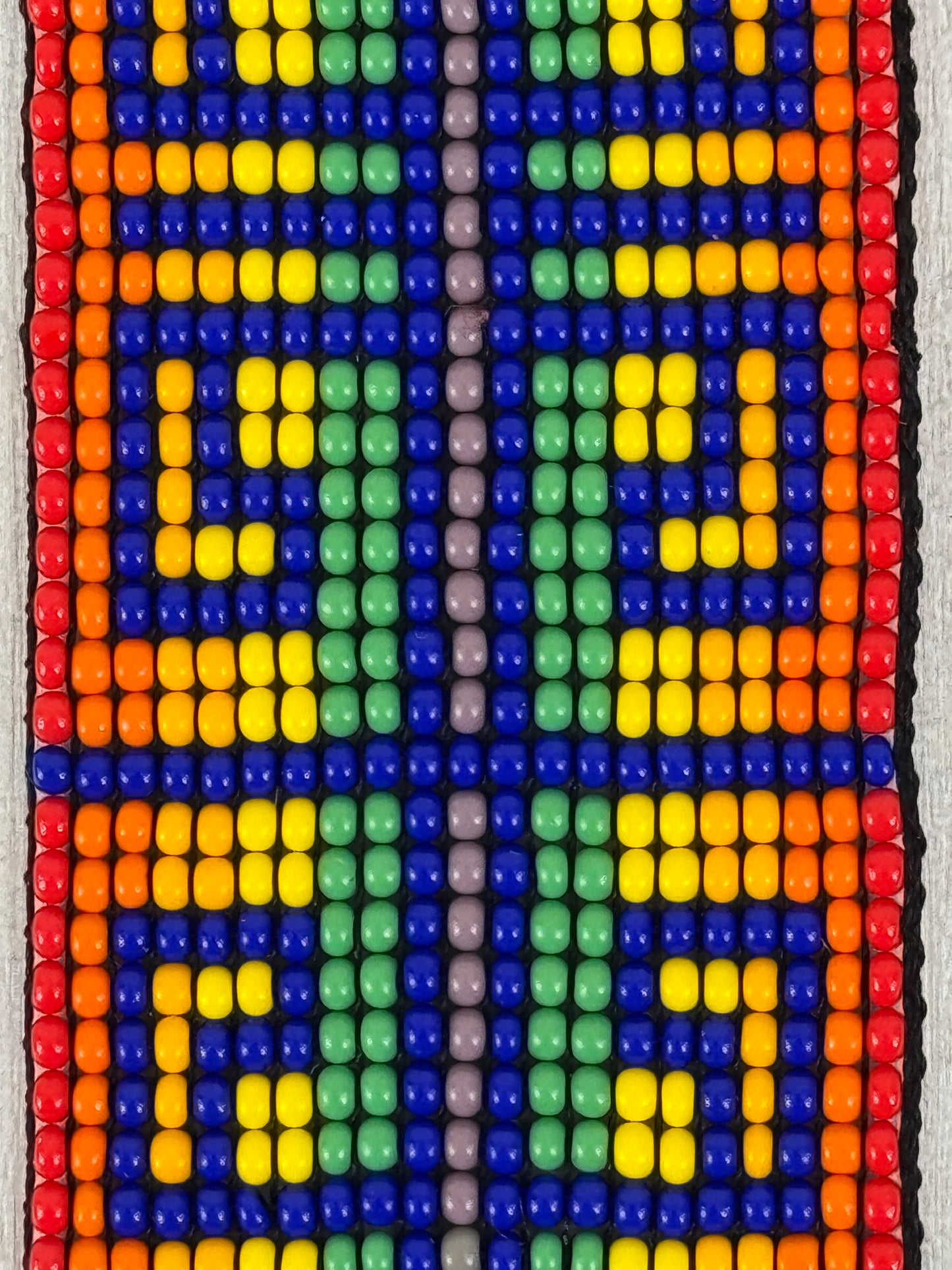 Detalle de la artesanía en pulsera de protección hecha a mano.