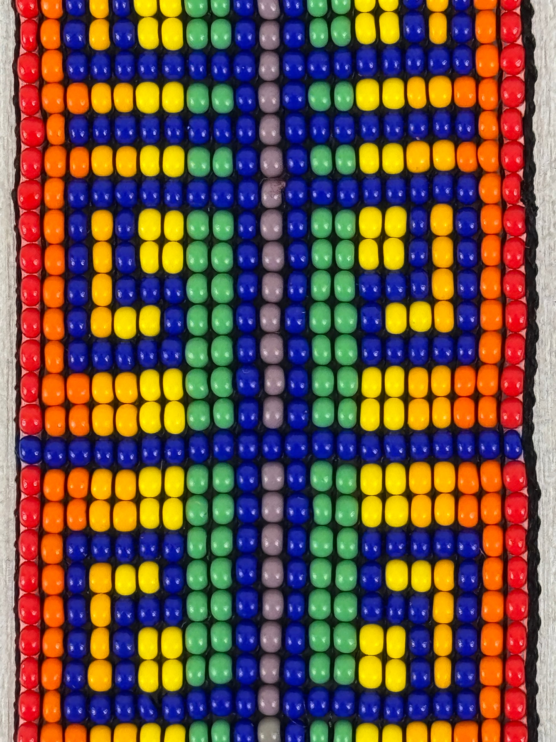 Detalle de la artesanía en pulsera de protección hecha a mano.
