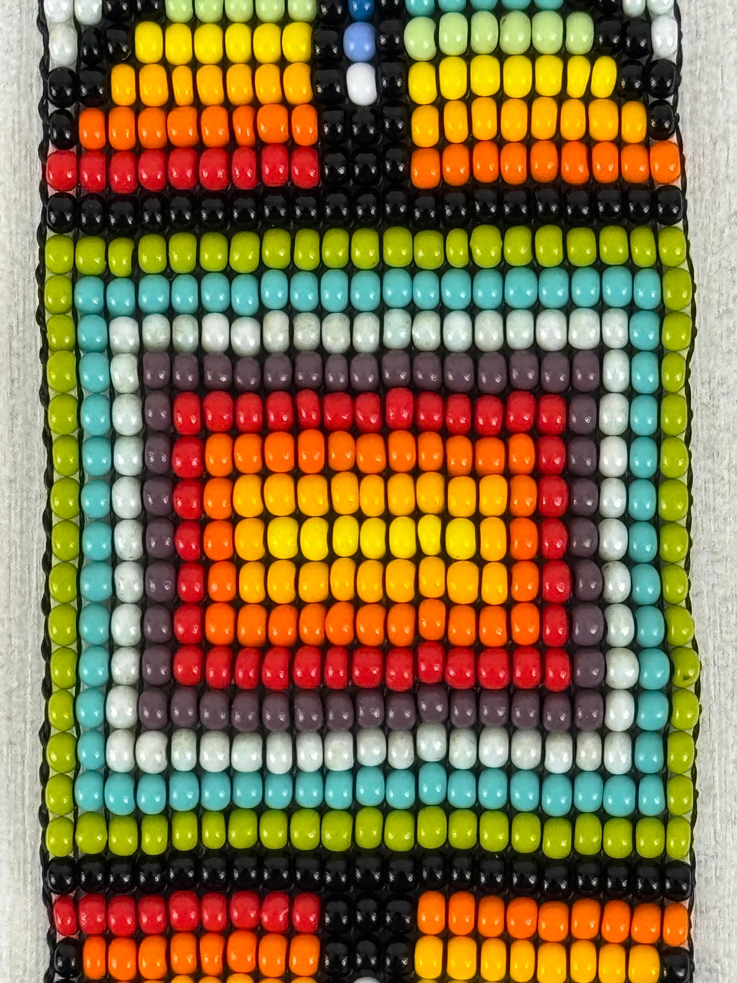 Detalle de nudos y acabado en pulsera artesanal hecha a mano.