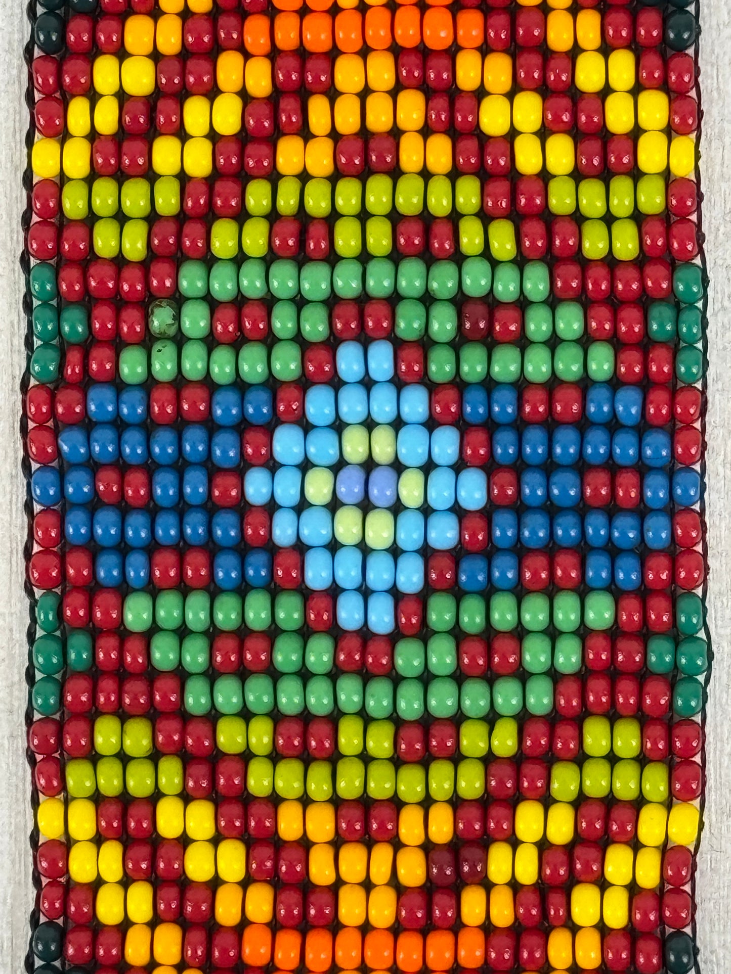 Detalle del tejido artesanal en pulsera de protección hecha a mano