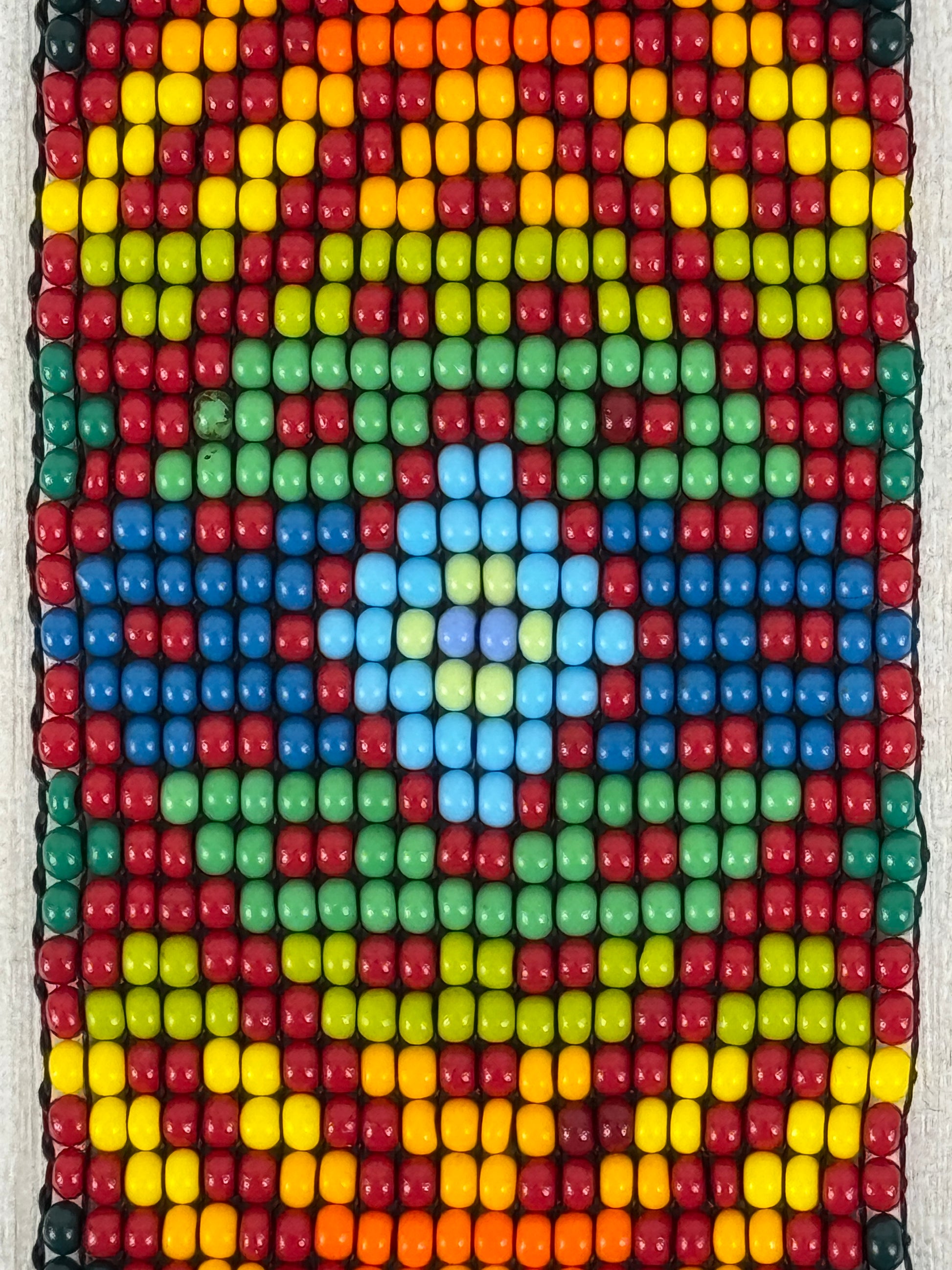 Detalle del tejido artesanal en pulsera de protección hecha a mano