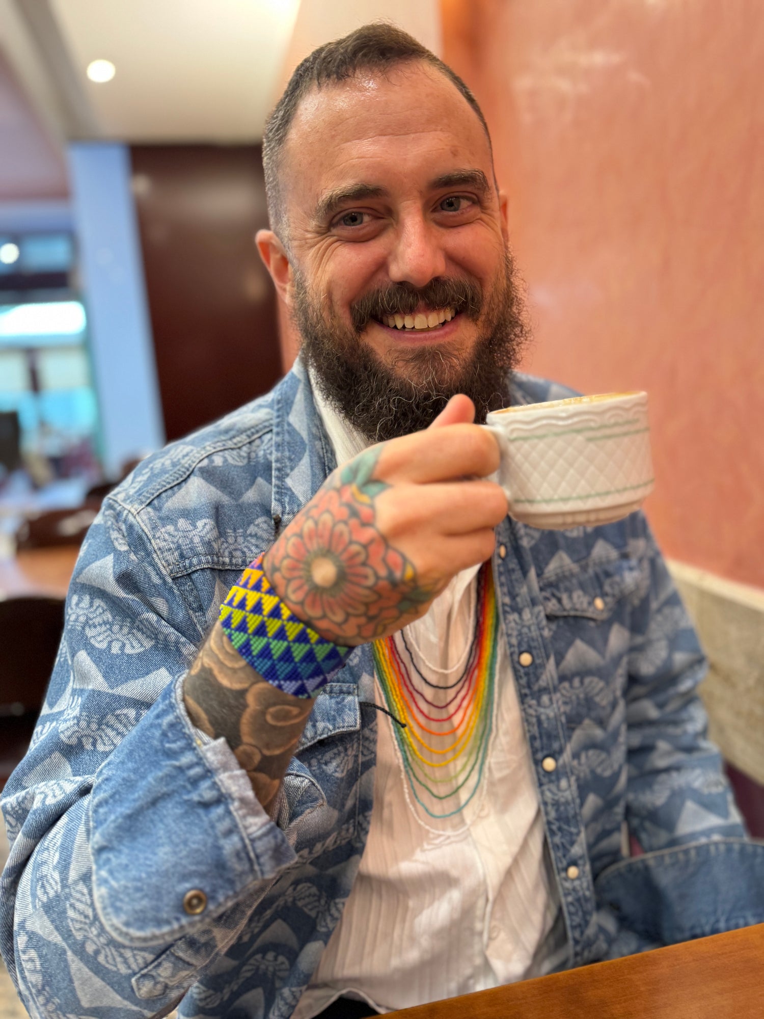 Pulsera artesanal de protección hecha a mano presentada en estilo artesanal.