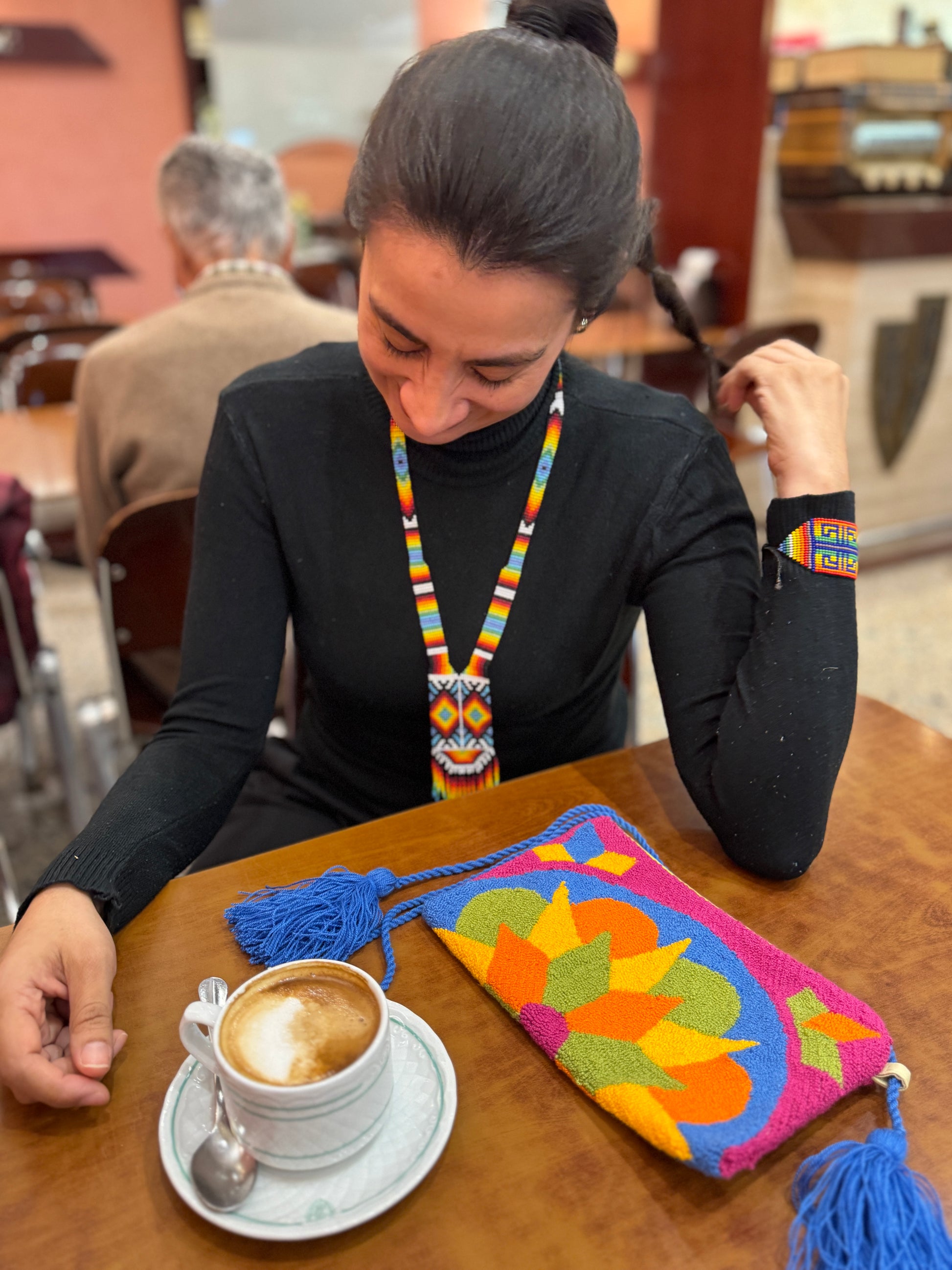 Pulsera artesanal de protección inspirada en tradición cultural latinoamericana.