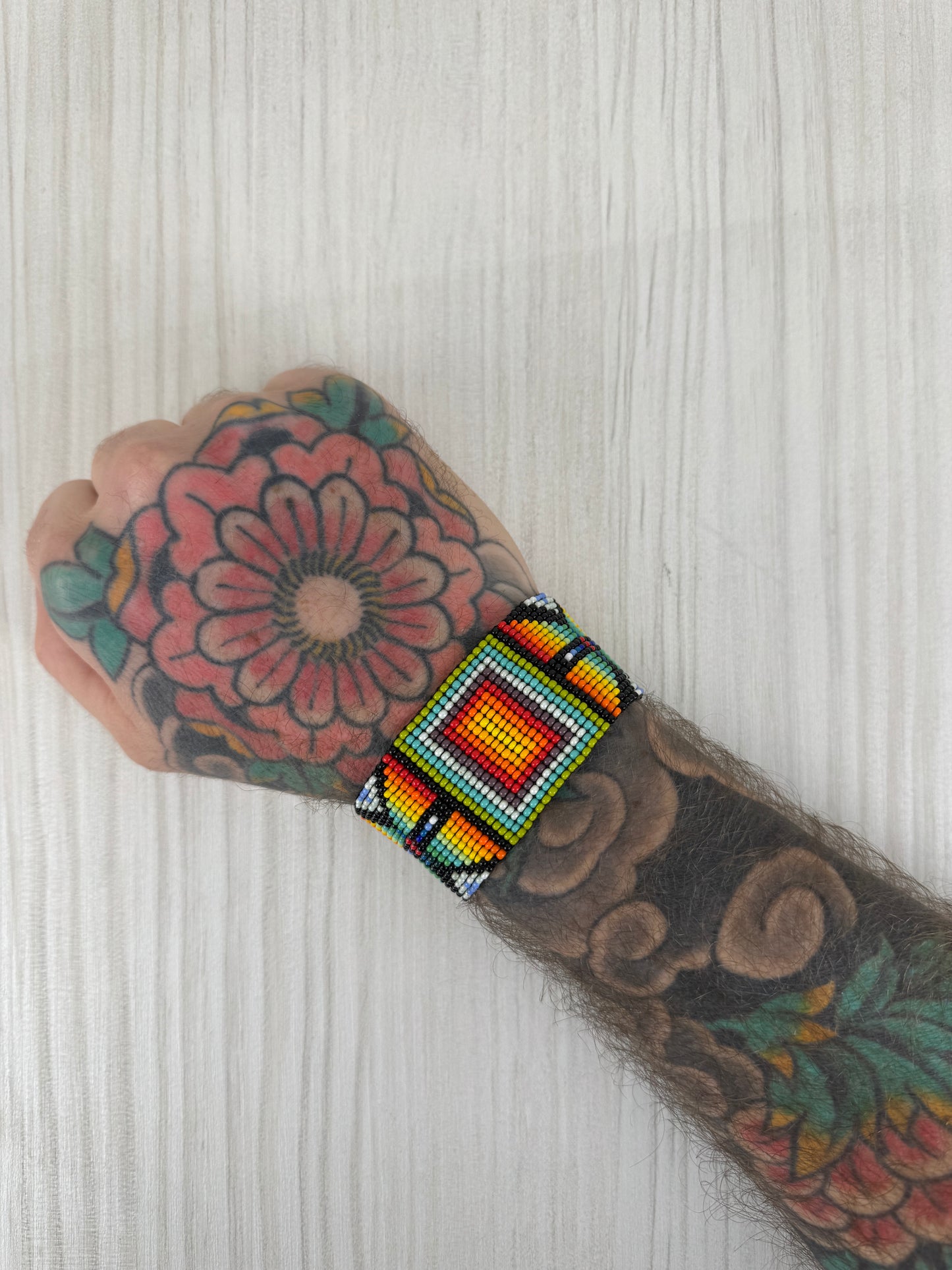Pulsera artesanal de protección hecha a mano usada en muñeca masculina.