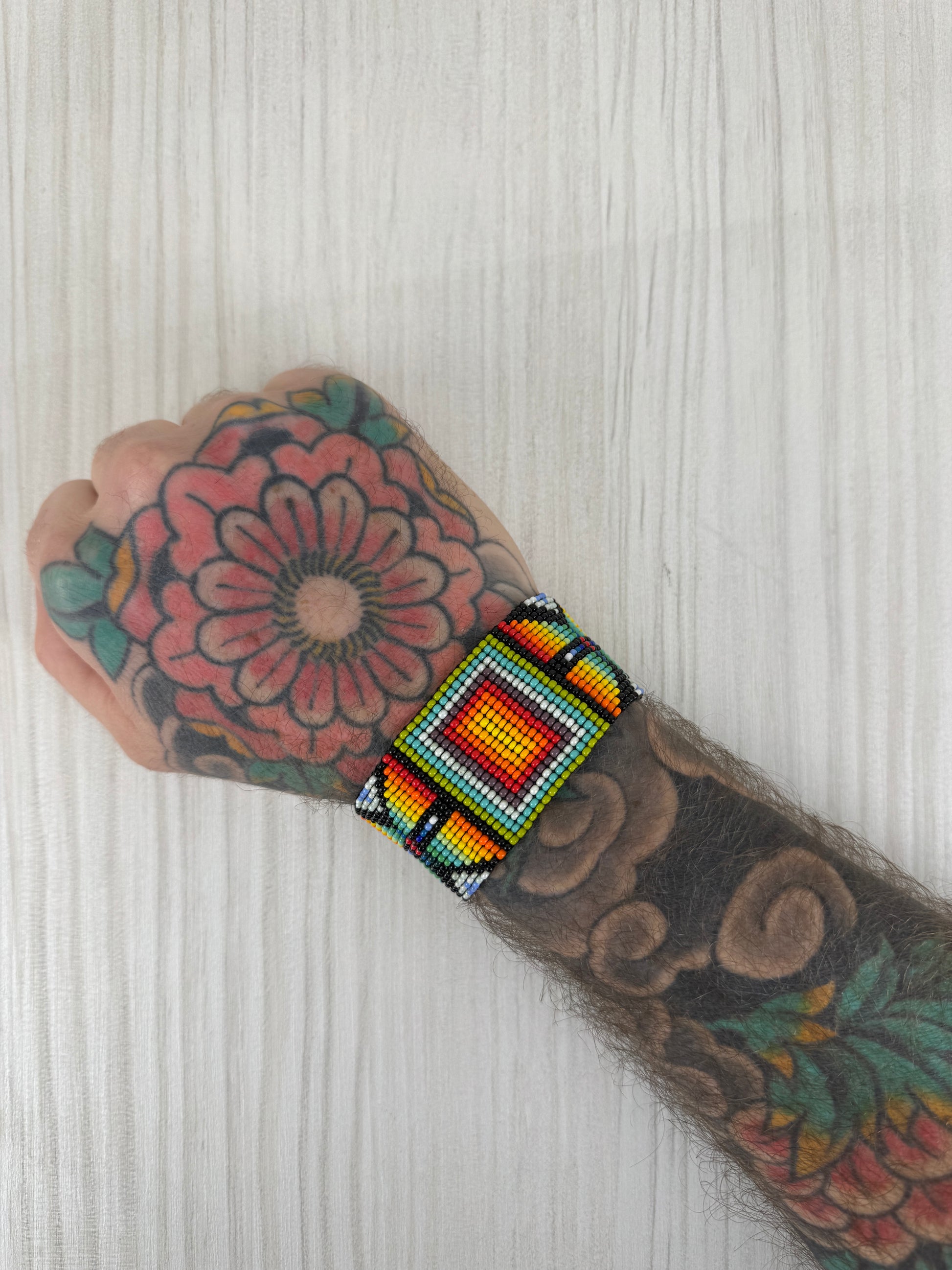 Pulsera artesanal de protección hecha a mano usada en muñeca masculina.
