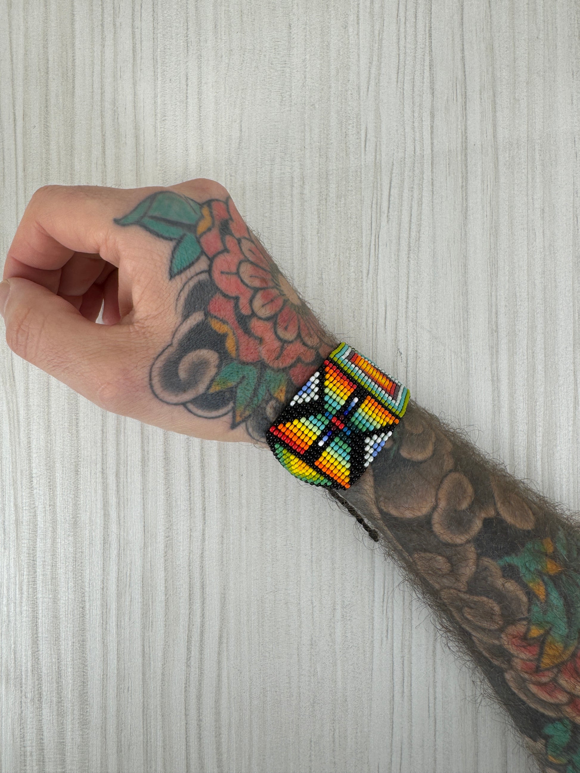 Pulsera artesanal de protección en muñeca masculina estilo artesanal.