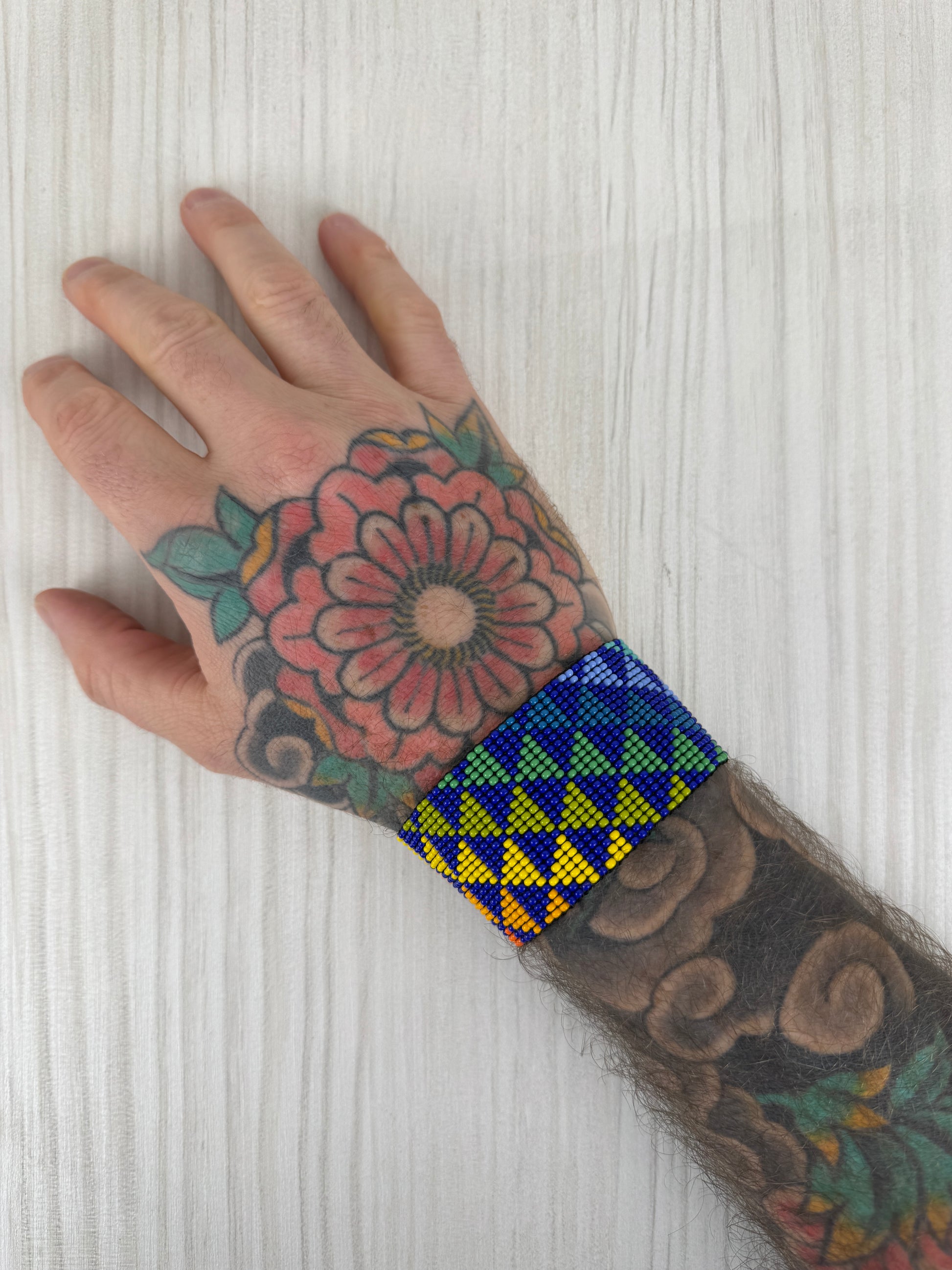 Pulsera artesanal hecha a mano usada por hombre.