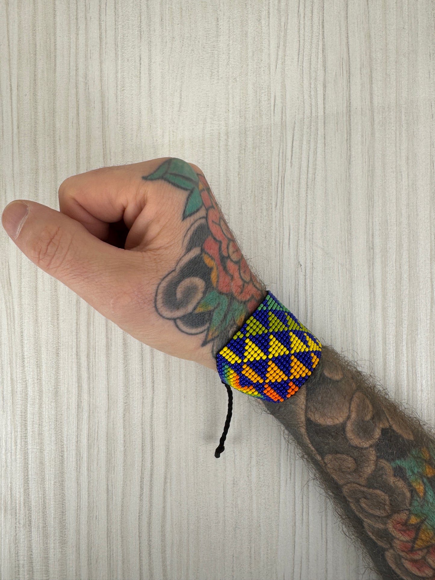 Pulsera artesanal de protección estilo masculino hecha a mano.