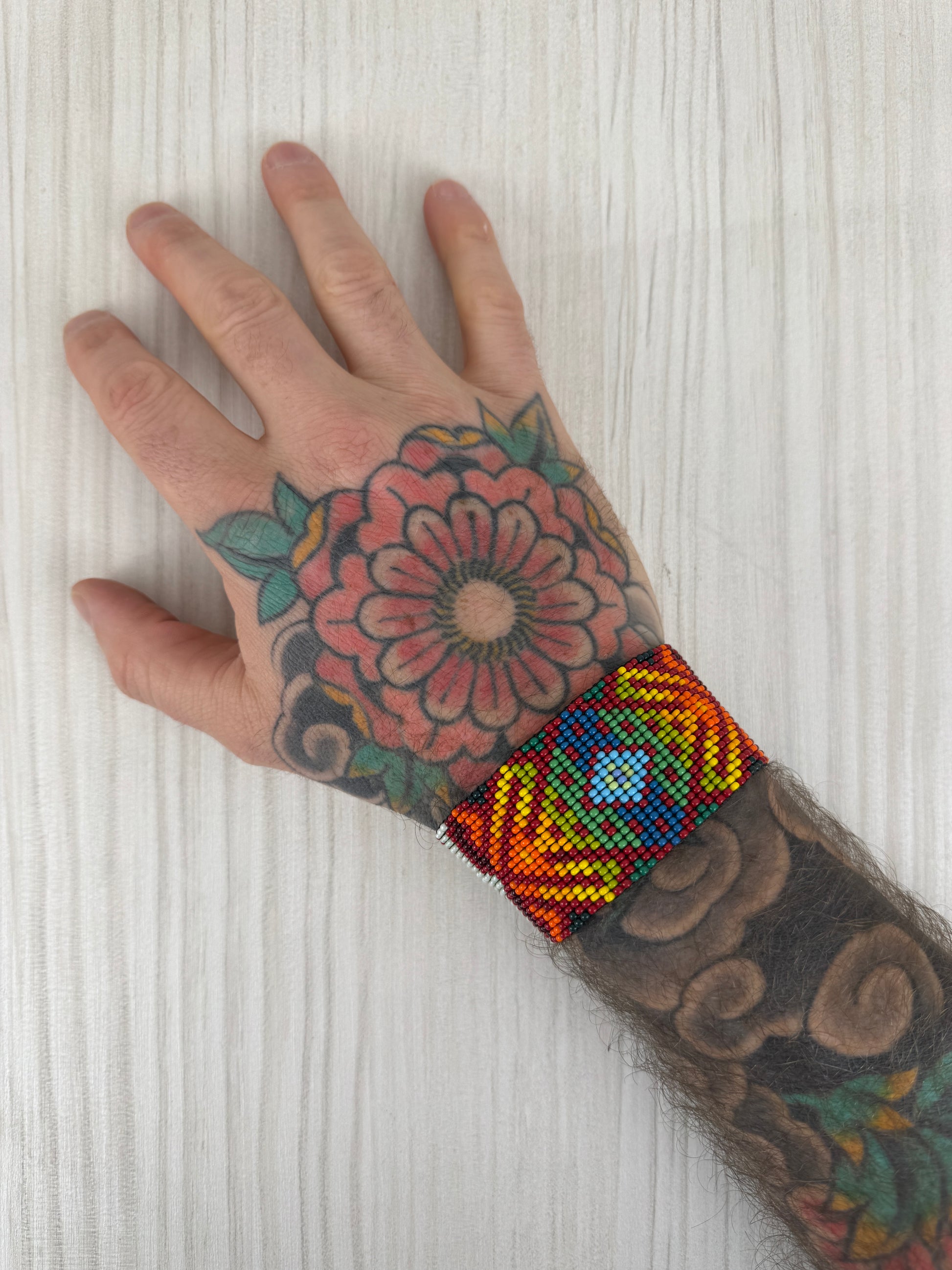 Pulsera artesanal de protección con cuentas usada en muñeca masculina.