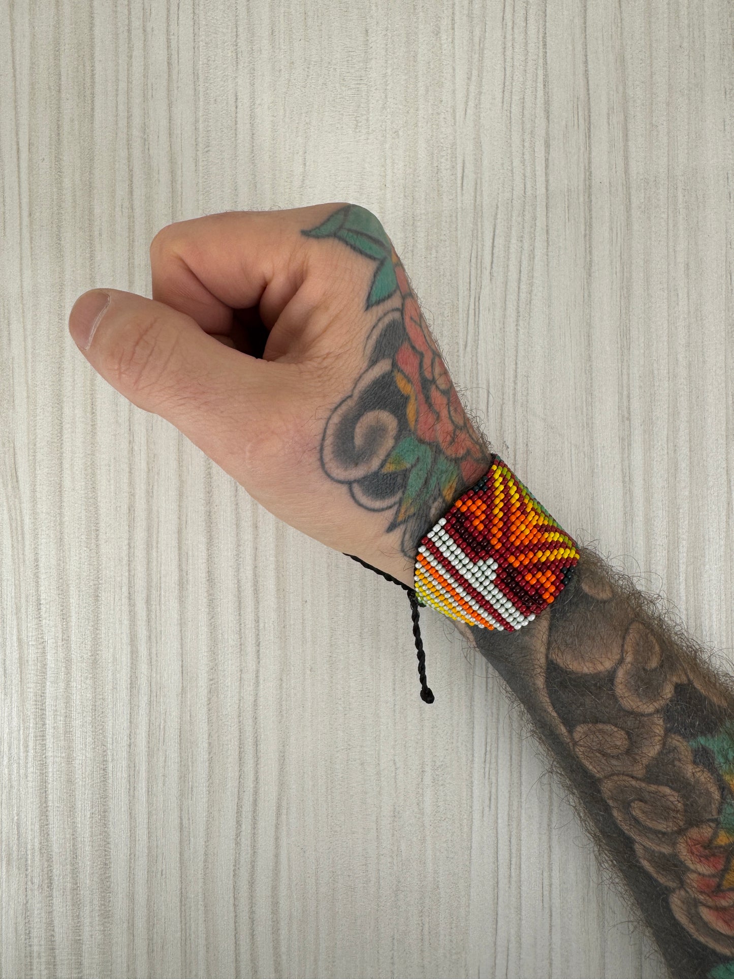 Pulsera artesanal hecha a mano usada en muñeca masculina estilo casual.