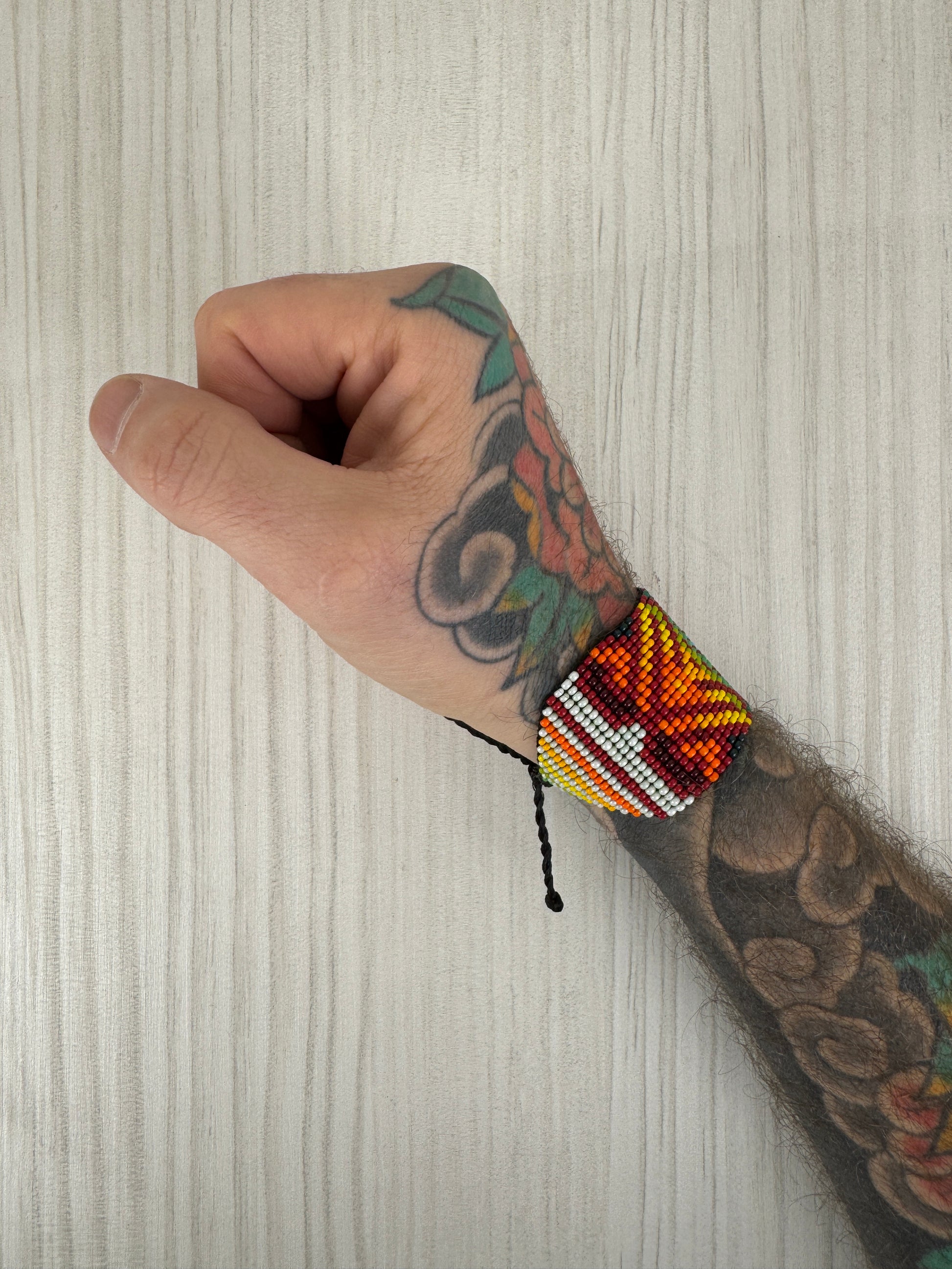 Pulsera artesanal hecha a mano usada en muñeca masculina estilo casual.