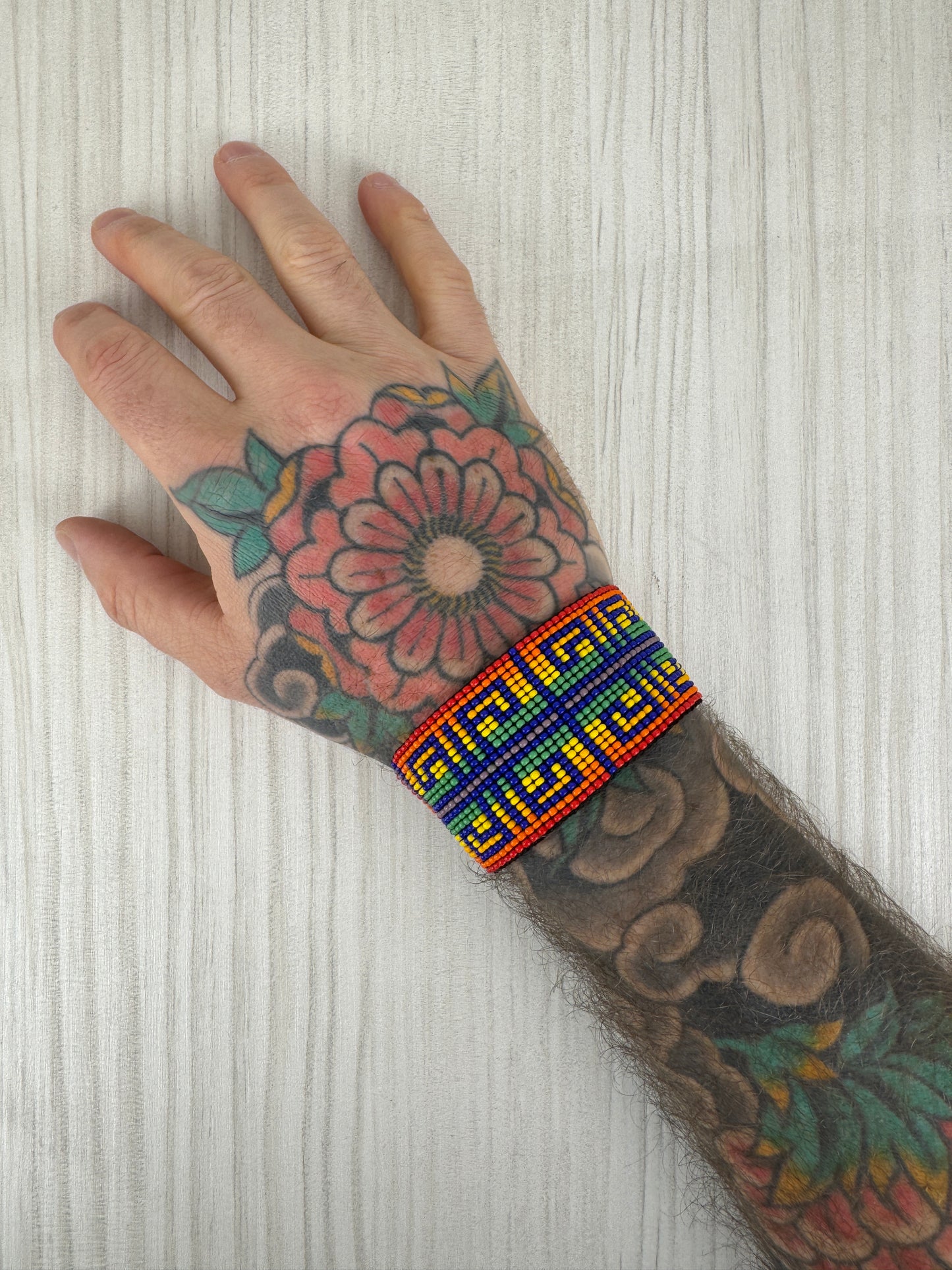 Pulsera artesanal de protección usada por hombre en contexto artesanal.