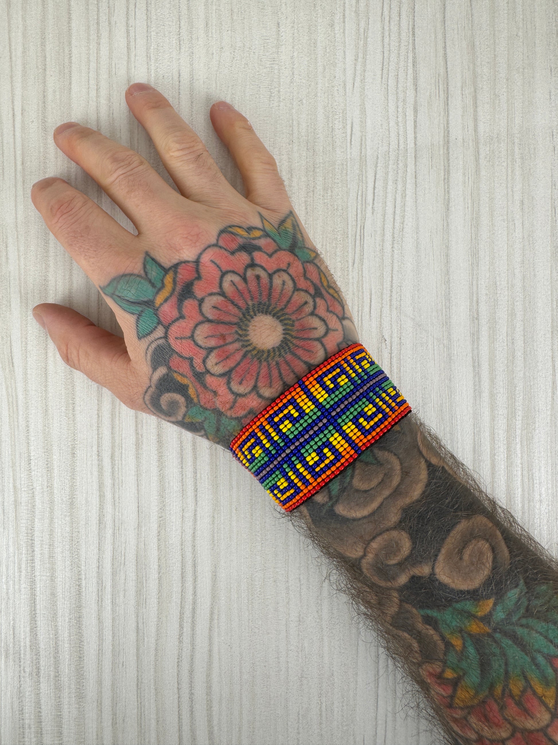 Pulsera artesanal de protección usada por hombre en contexto artesanal.