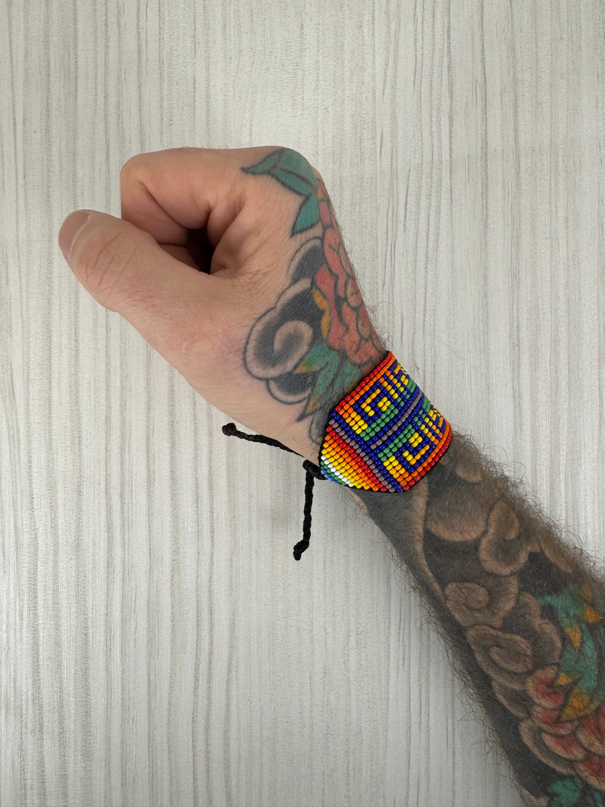 Pulsera artesanal hecha a mano mostrando estilo masculino.