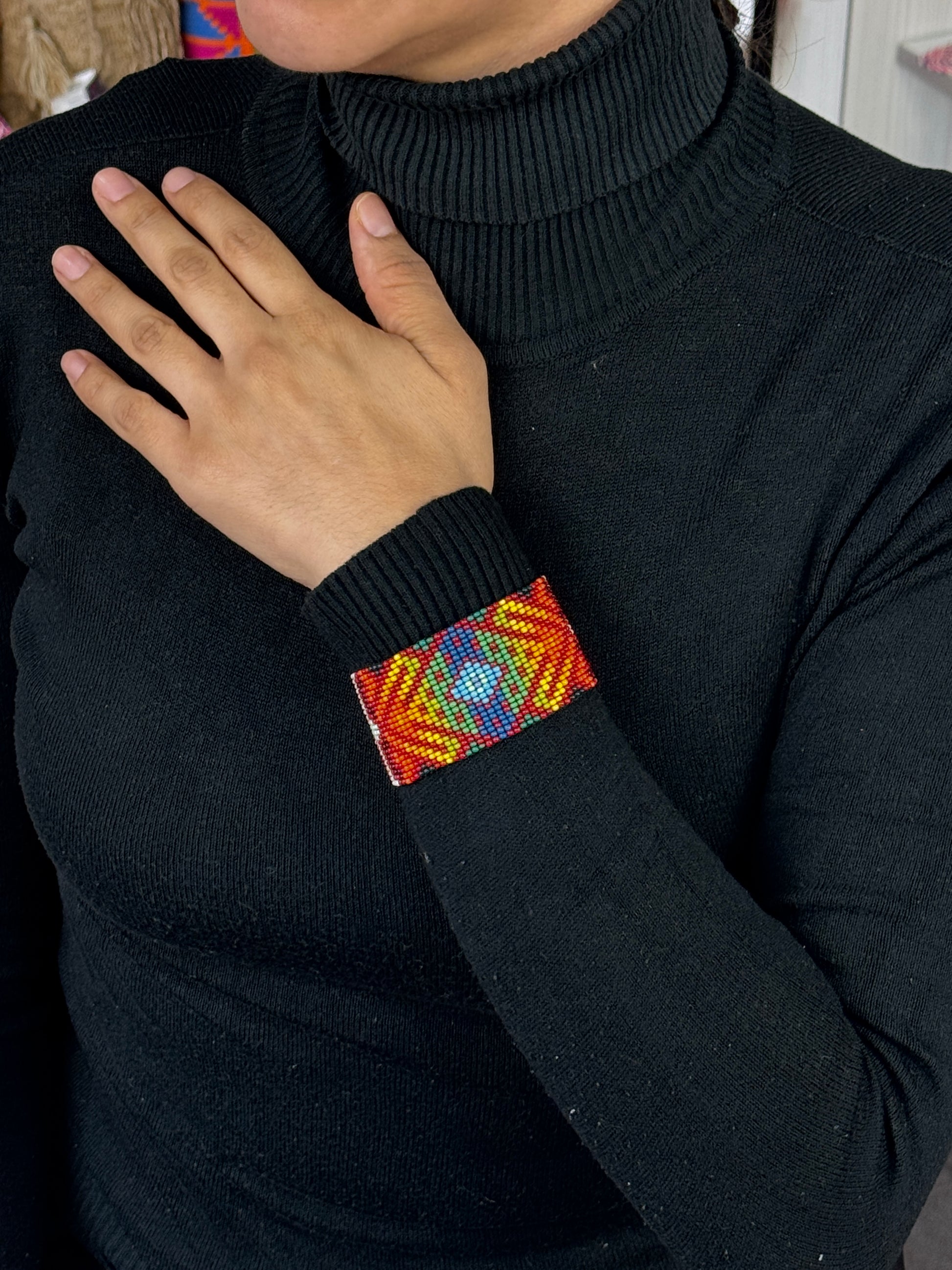 Pulsera artesanal de protección hecha a mano usada en muñeca femenina.