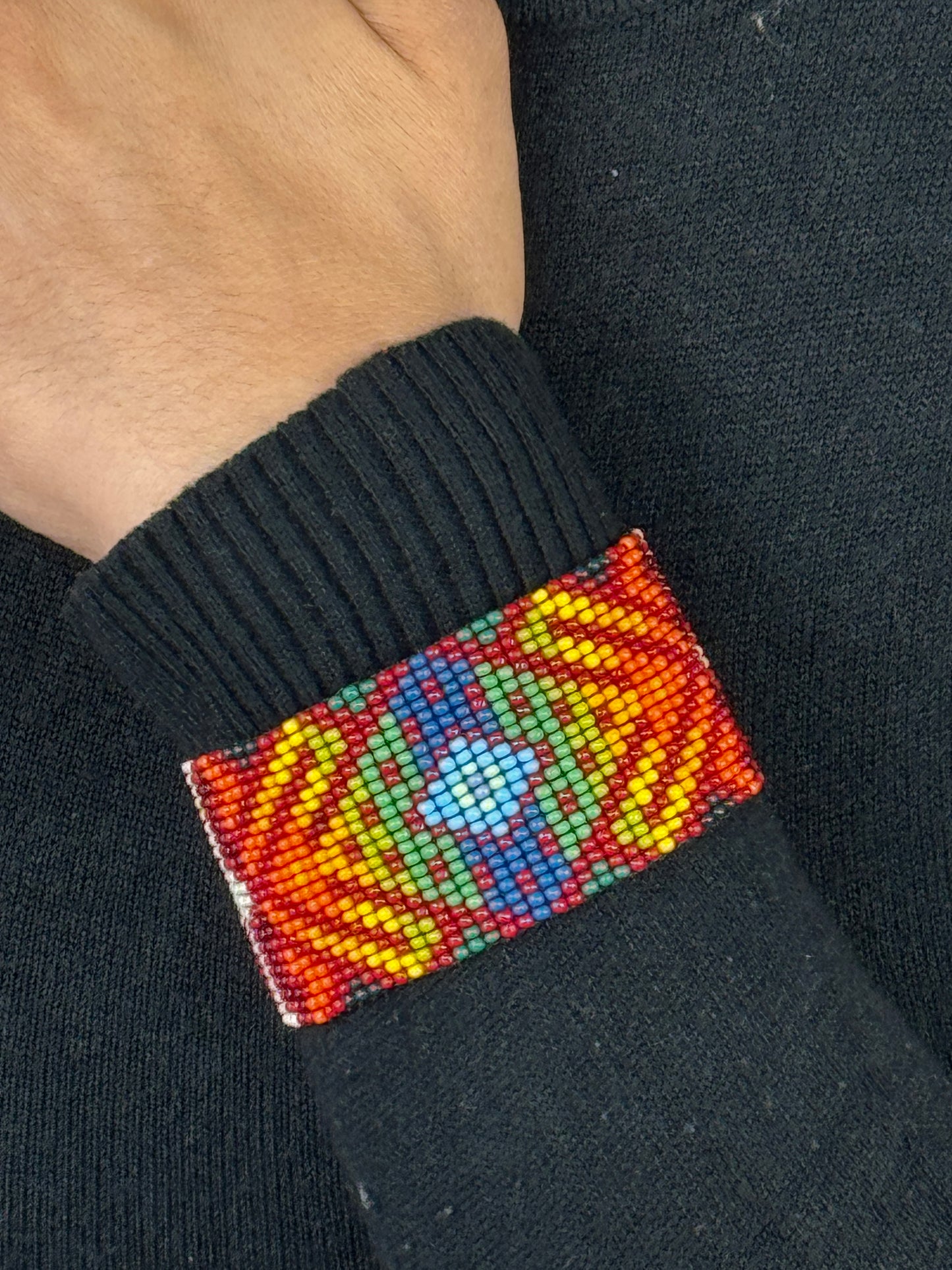 Pulsera artesanal de protección usada por mujer estilo artesanal.