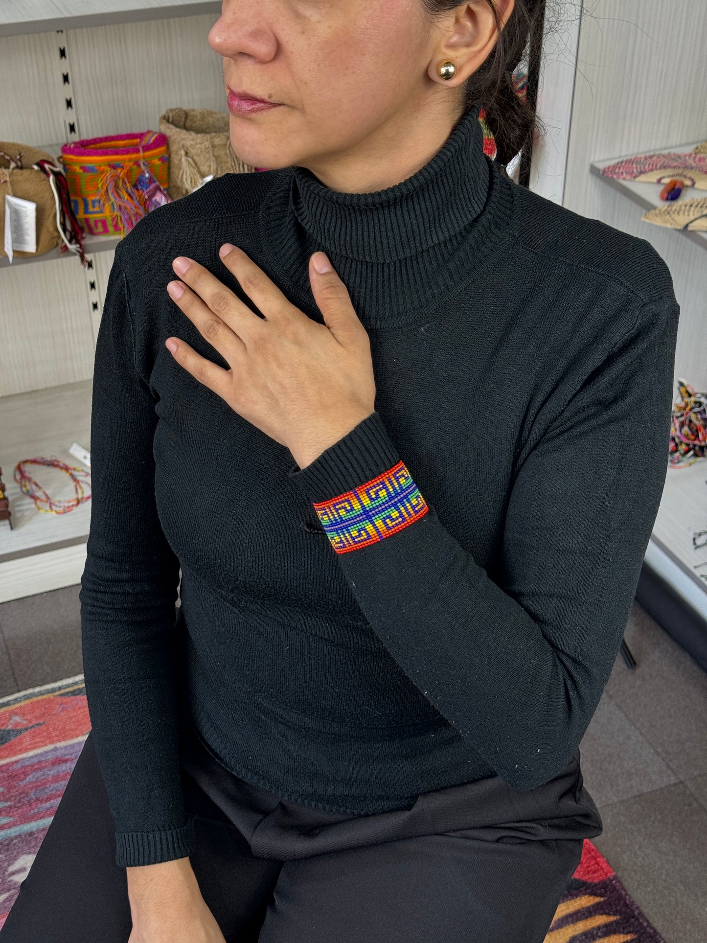 Pulsera artesanal hecha a mano usada en muñeca femenina.