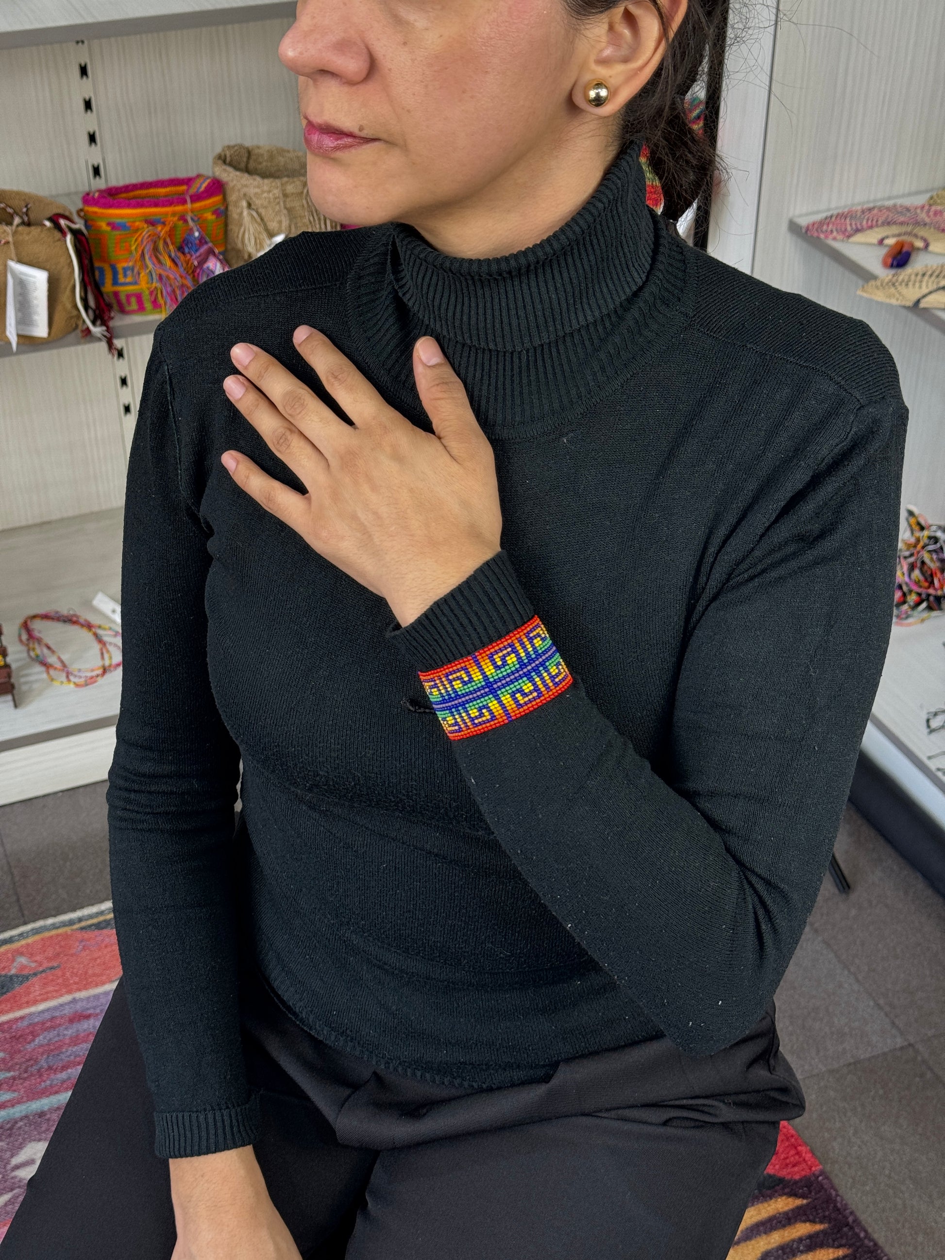 Pulsera artesanal hecha a mano usada en muñeca femenina.