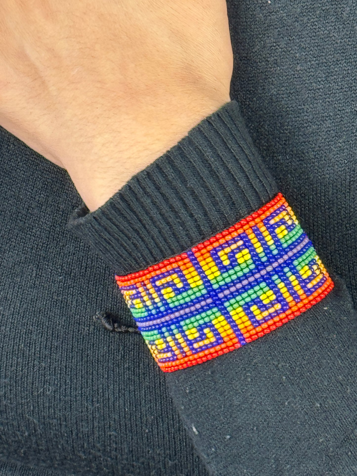 Pulsera artesanal de protección con cuentas usada por mujer.