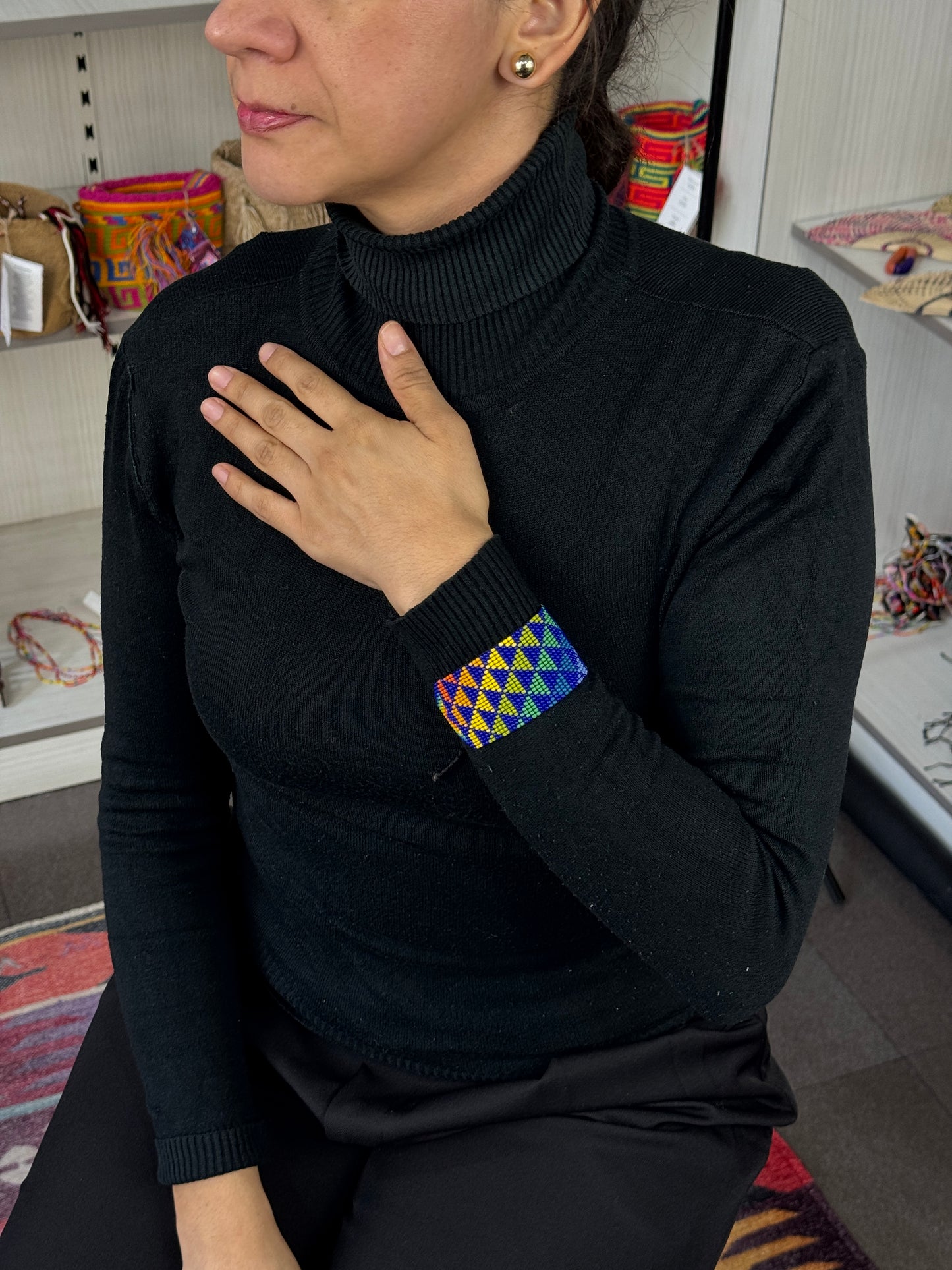 Pulsera artesanal hecha a mano mostrando estilo femenino.