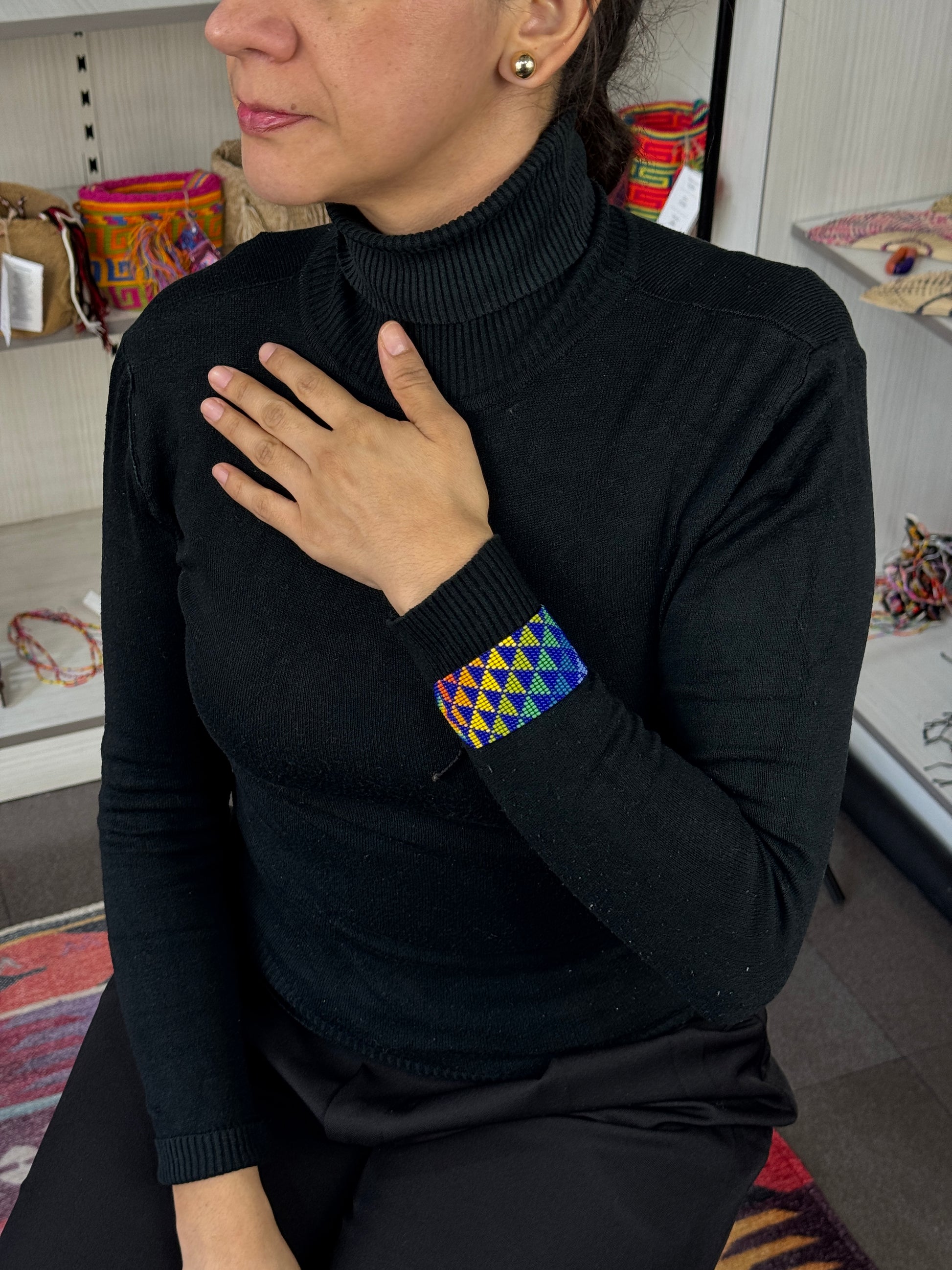 Pulsera artesanal hecha a mano mostrando estilo femenino.