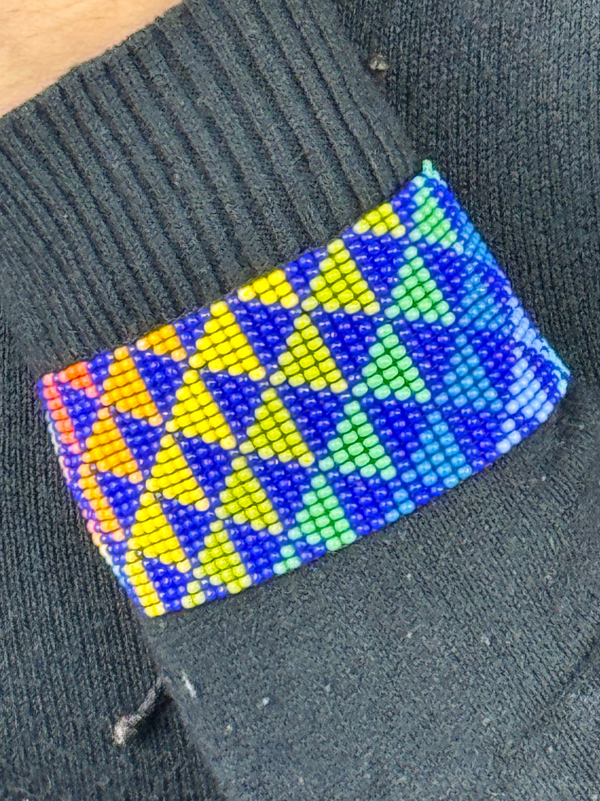 Pulsera artesanal de protección usada como accesorio femenino