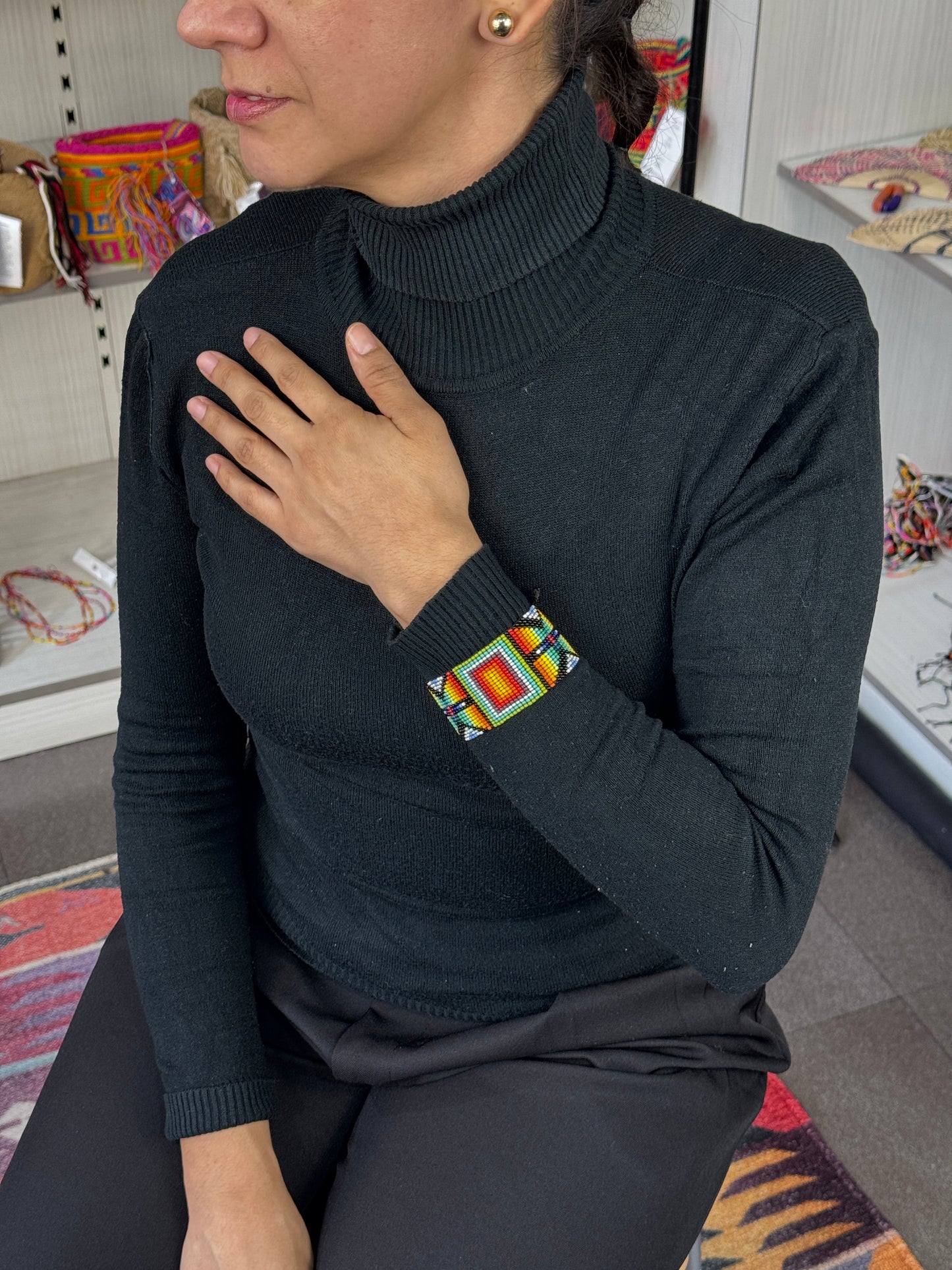 Pulsera artesanal de protección en muñeca femenina estilo casual.