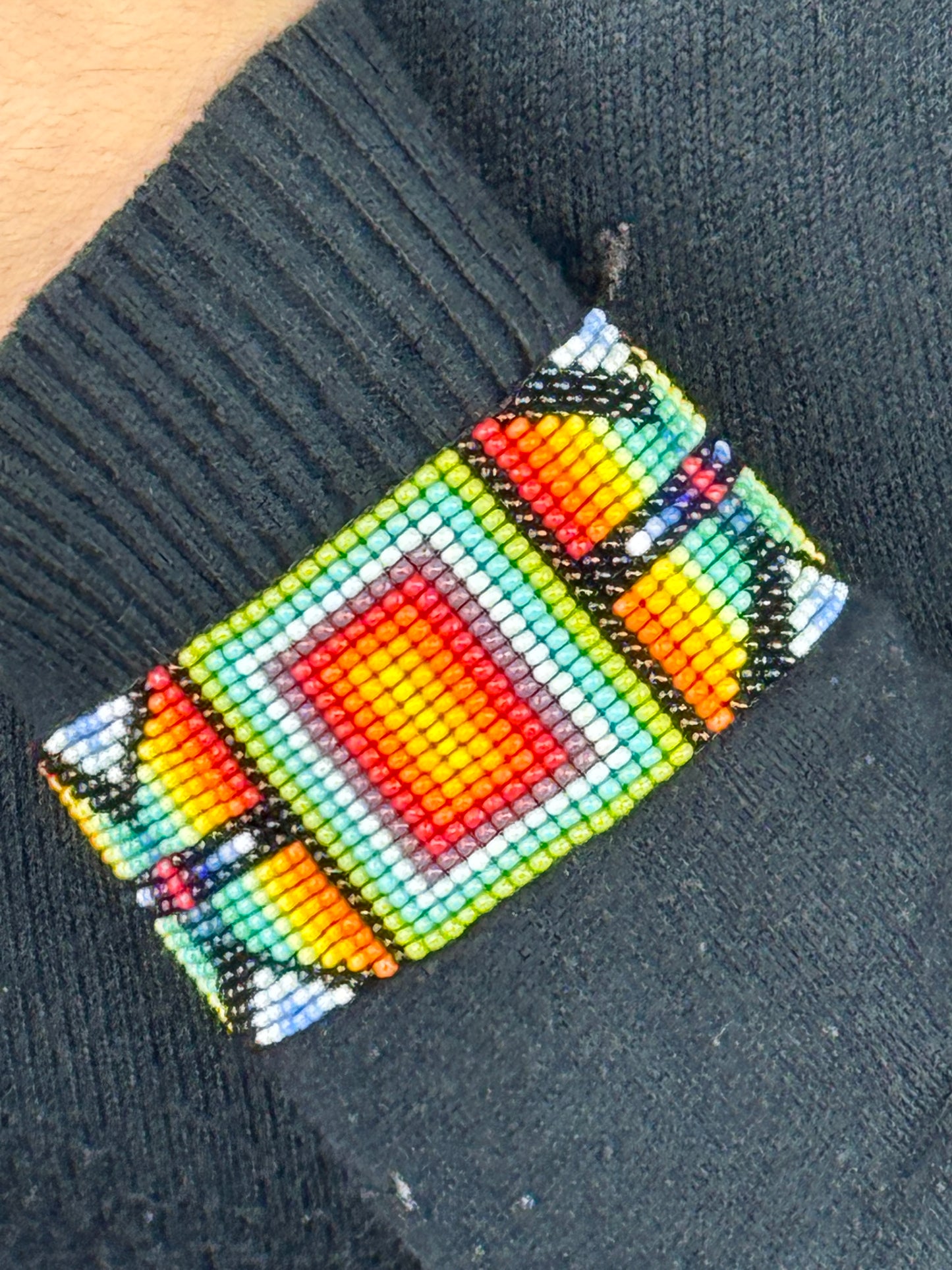 Pulsera artesanal hecha a mano usada por mujer.