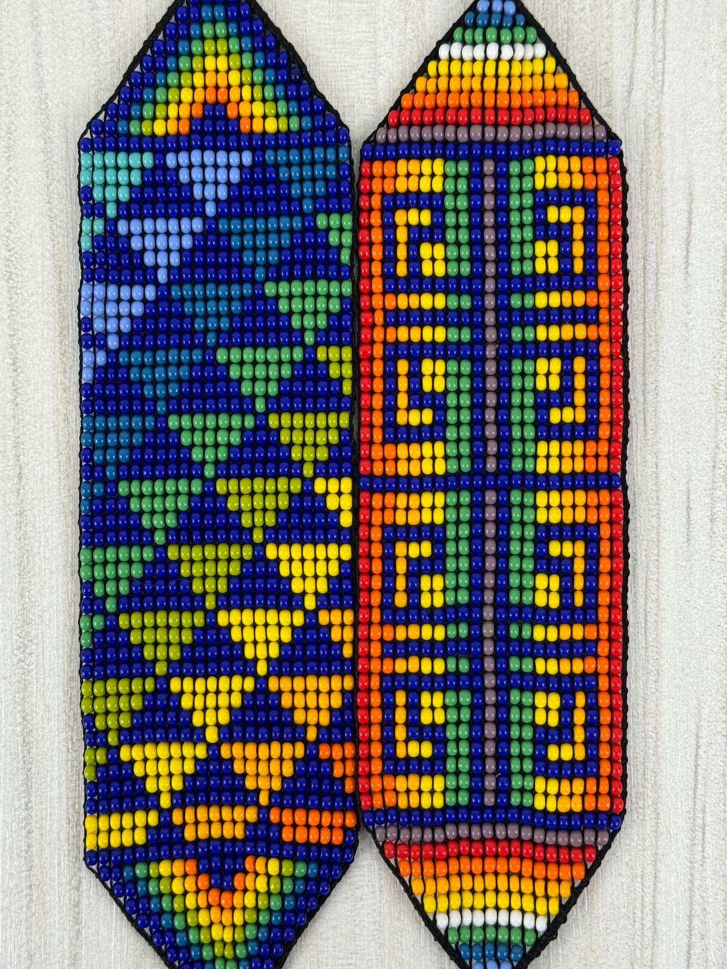 Dos pulseras artesanales de protección hechas a mano combinadas en estilo apilado.