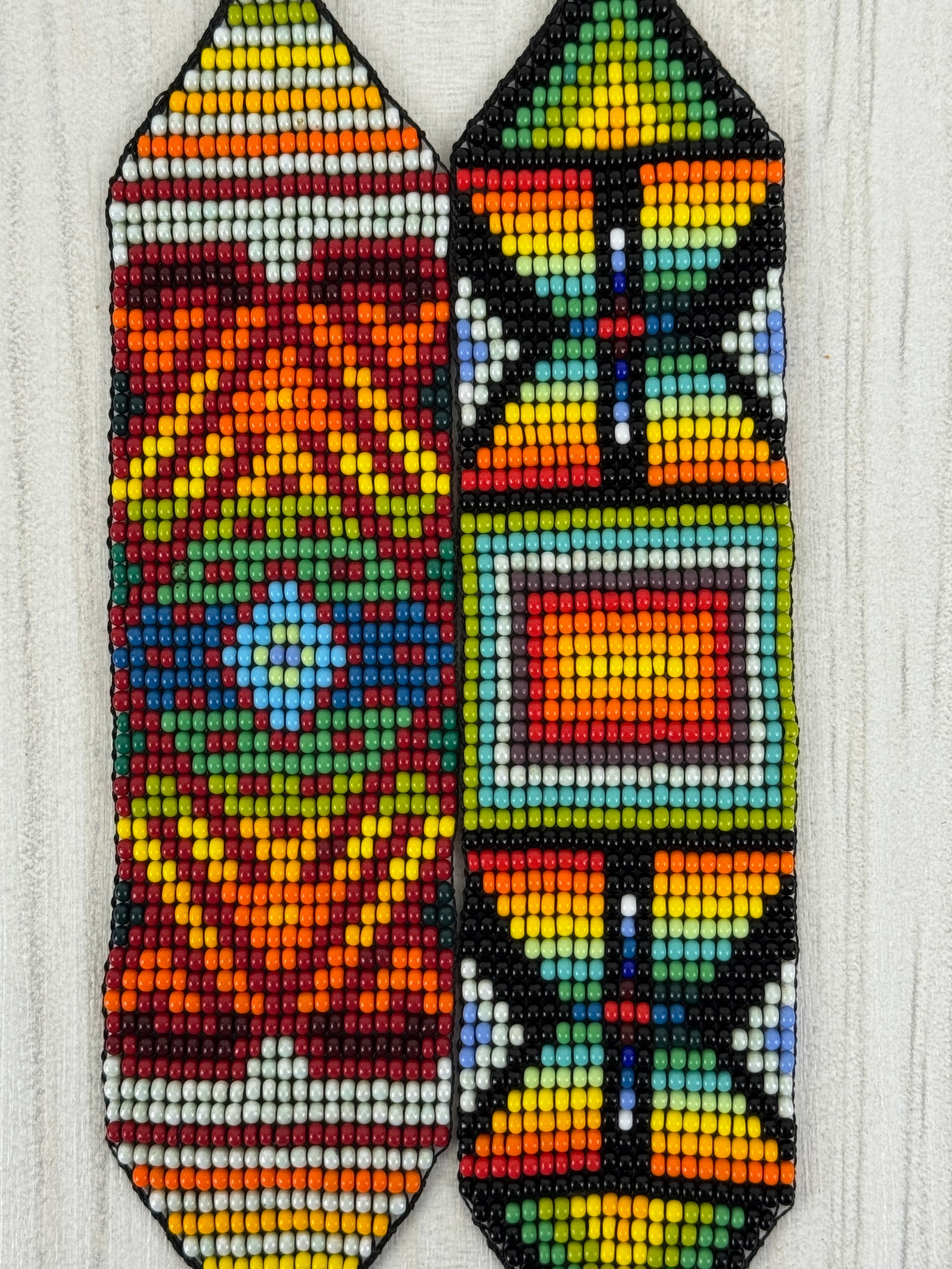 Pulseras artesanales de protección usadas en conjunto estilo apilado.
