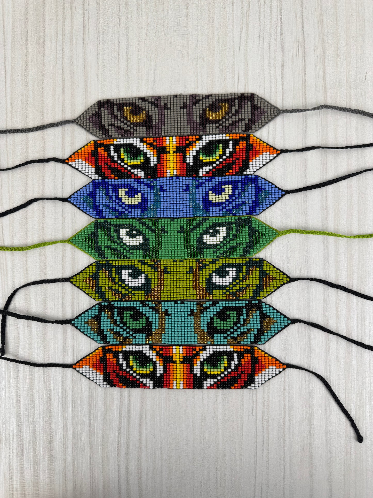 Pulsera artesanal de ojo de tigre edición limitada hecha a mano.