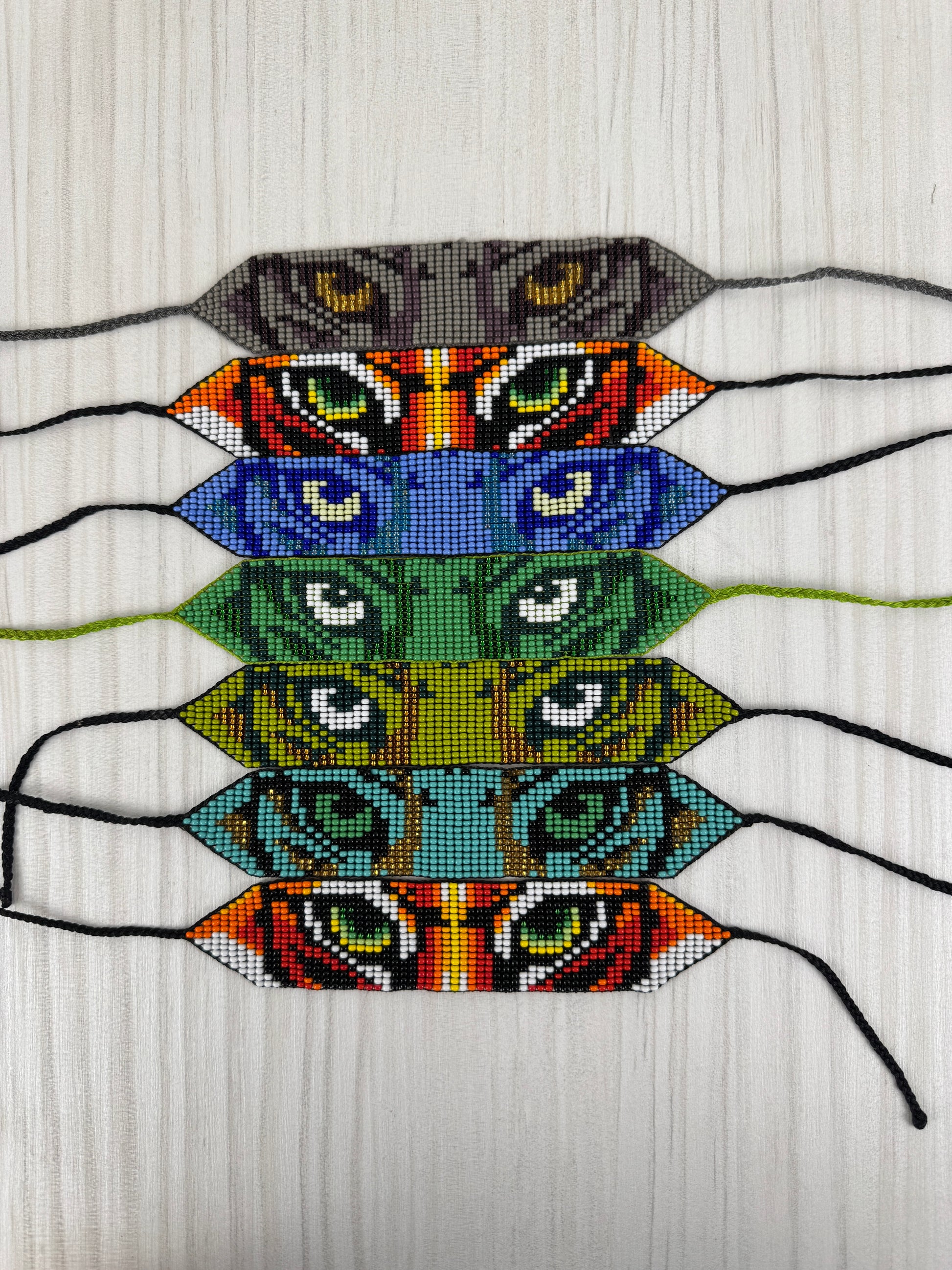 Pulsera artesanal de ojo de tigre edición limitada hecha a mano.