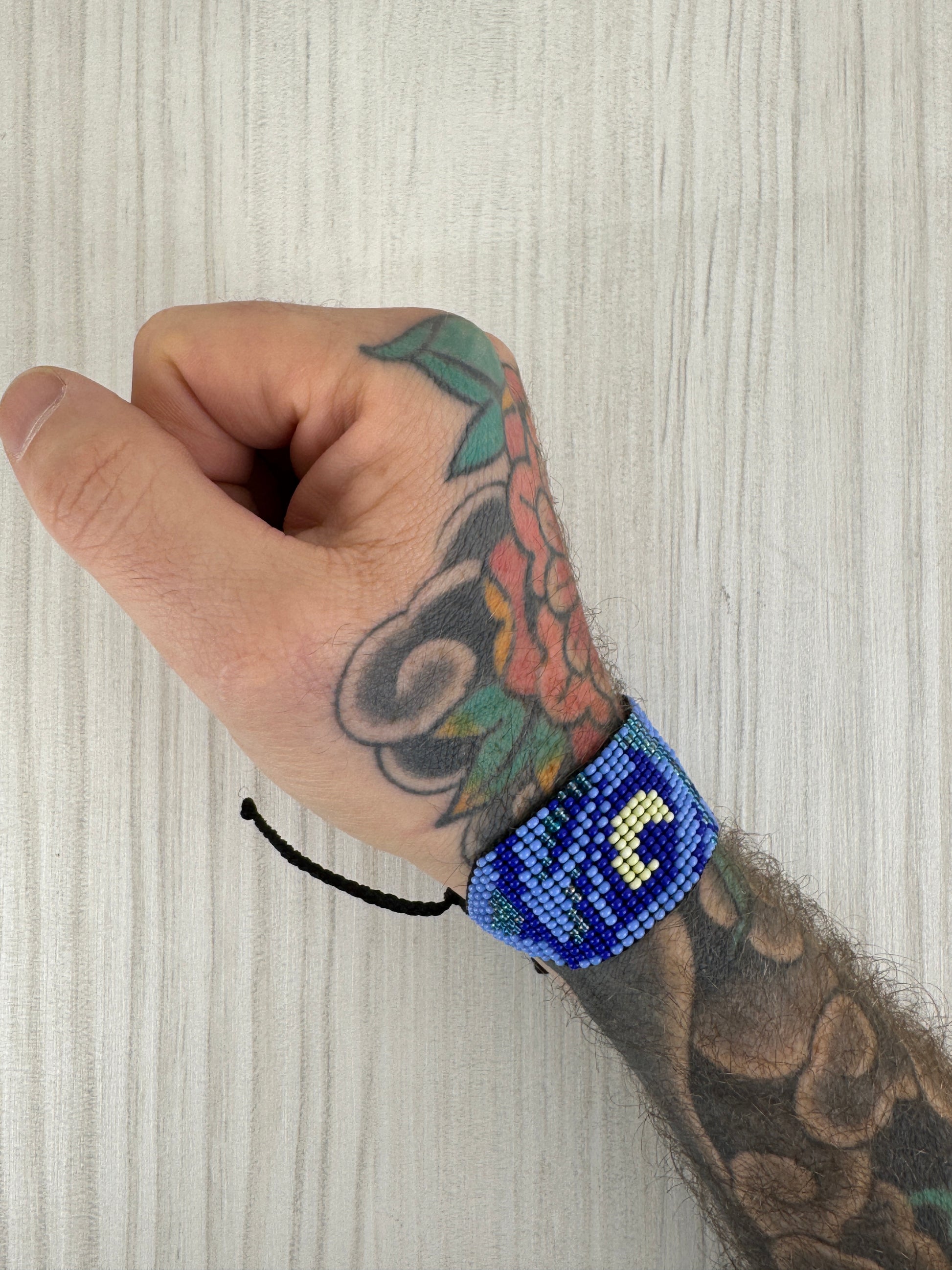 Pulsera artesanal de ojo de tigre usada por hombre estilo natural.