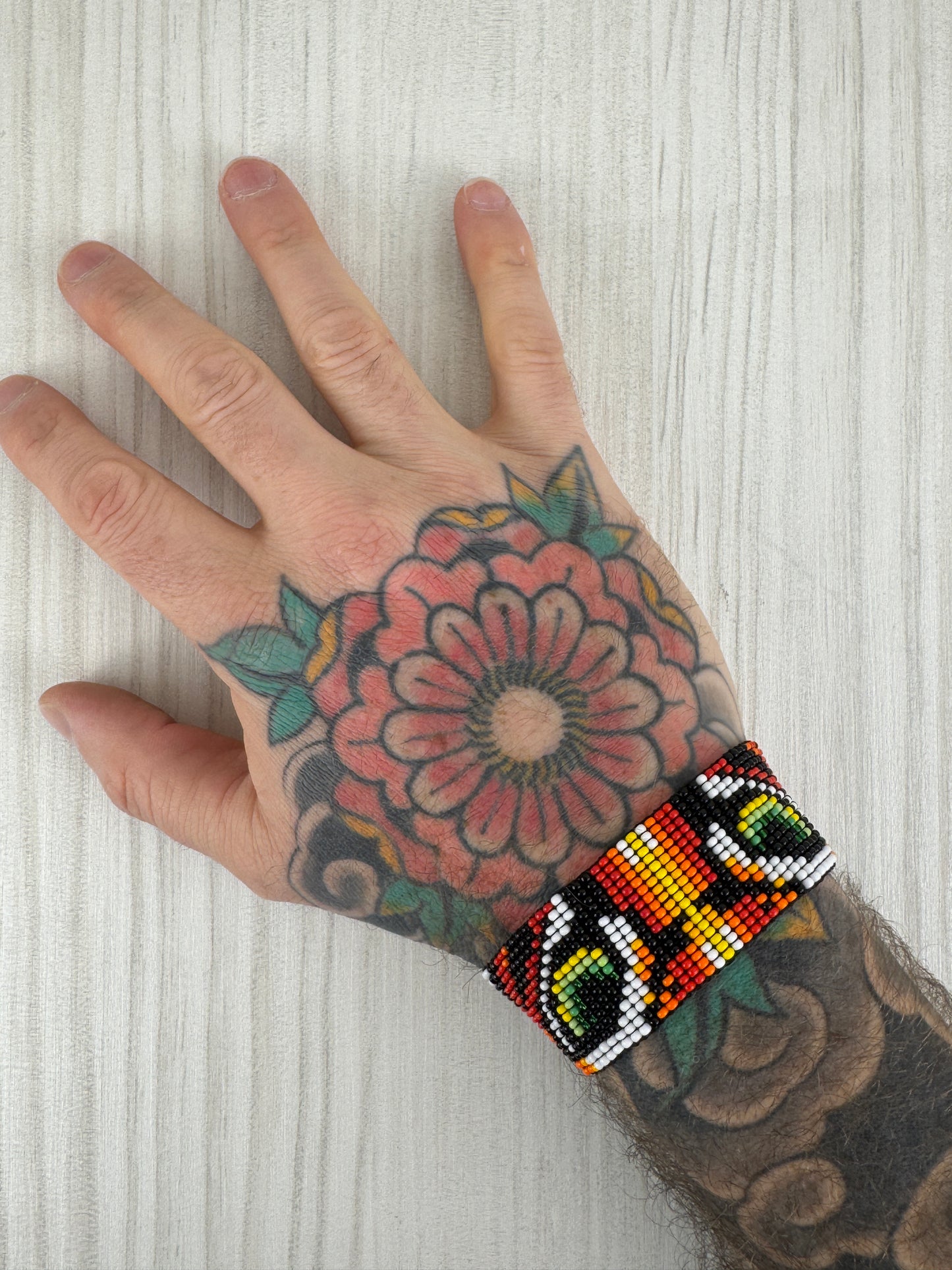 Pulsera artesanal de ojo de tigre usada en muñeca de hombre.