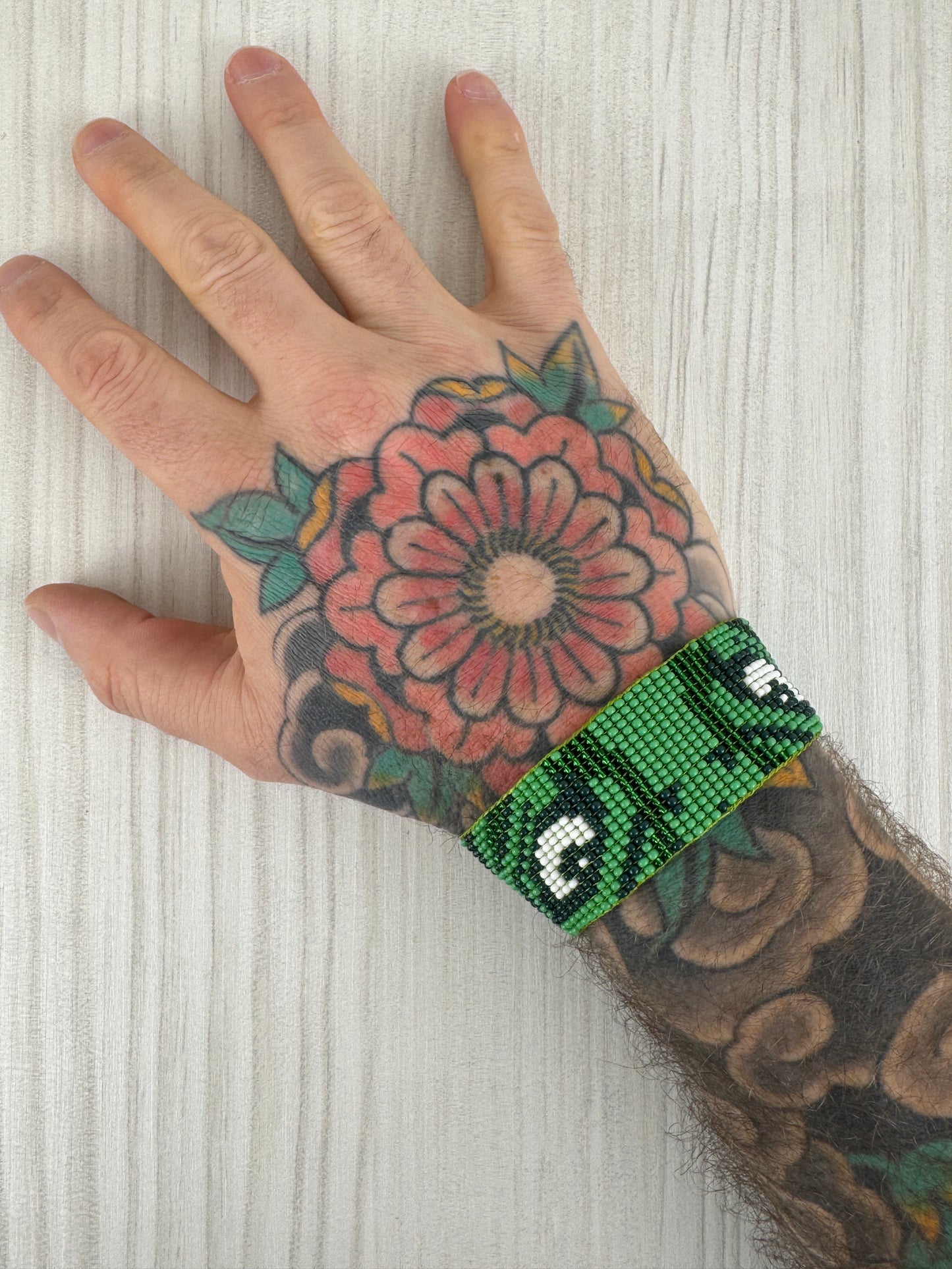 Pulsera artesanal de ojo de tigre en muñeca masculina estilo casual.