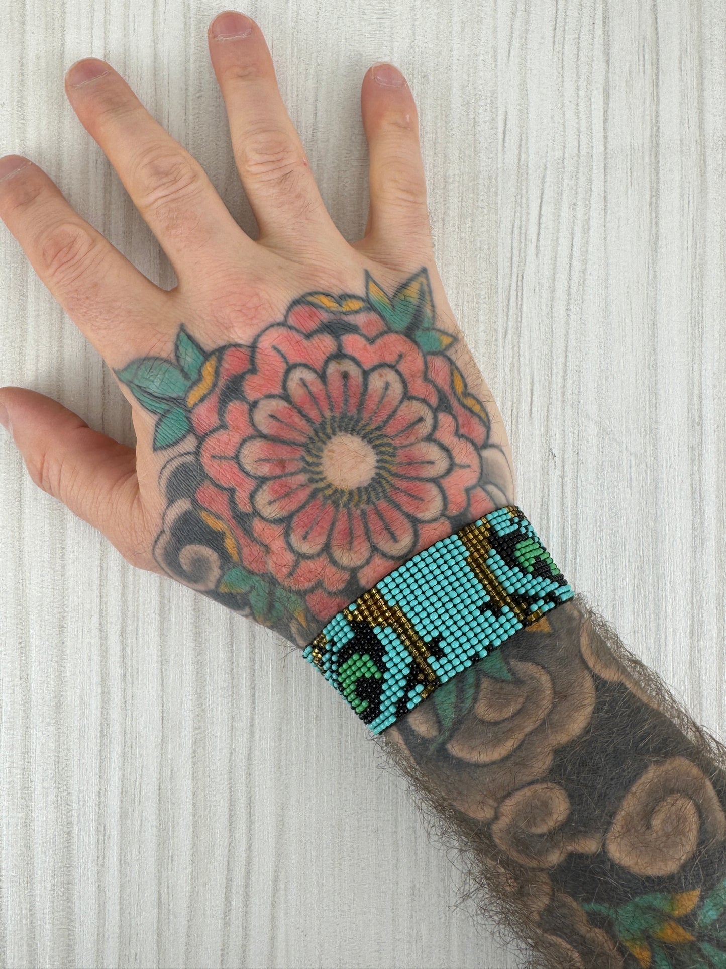 Pulsera artesanal de ojo de tigre en muñeca masculina con estilo artesanal.