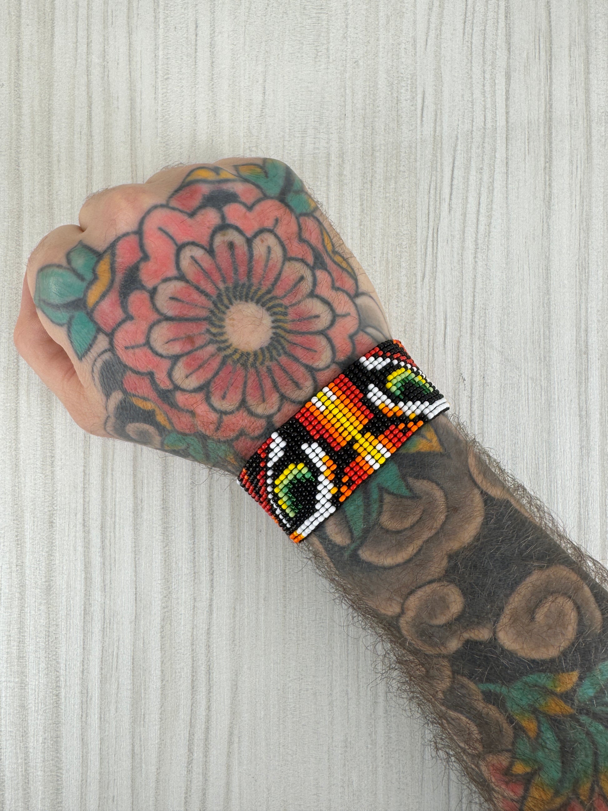 Pulsera artesanal de ojo de tigre hecha a mano estilo masculino.