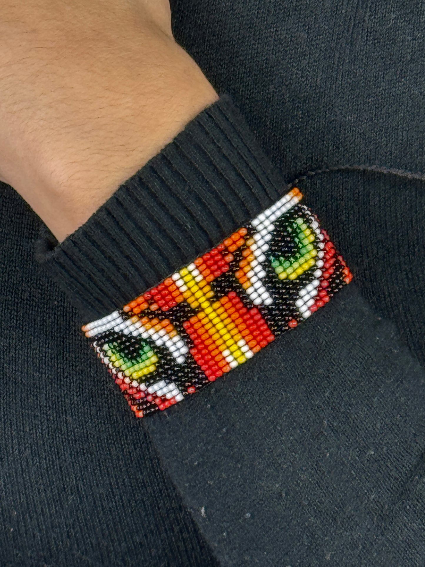Pulsera artesanal de ojo de tigre usada por mujer.